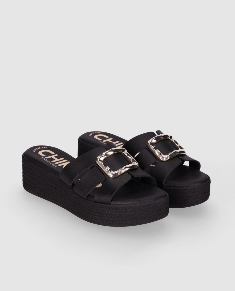 Sandálias de Cunha em Pele com Corte Simétrico e Maxi Fivela Metálica Decorativa Preto-2