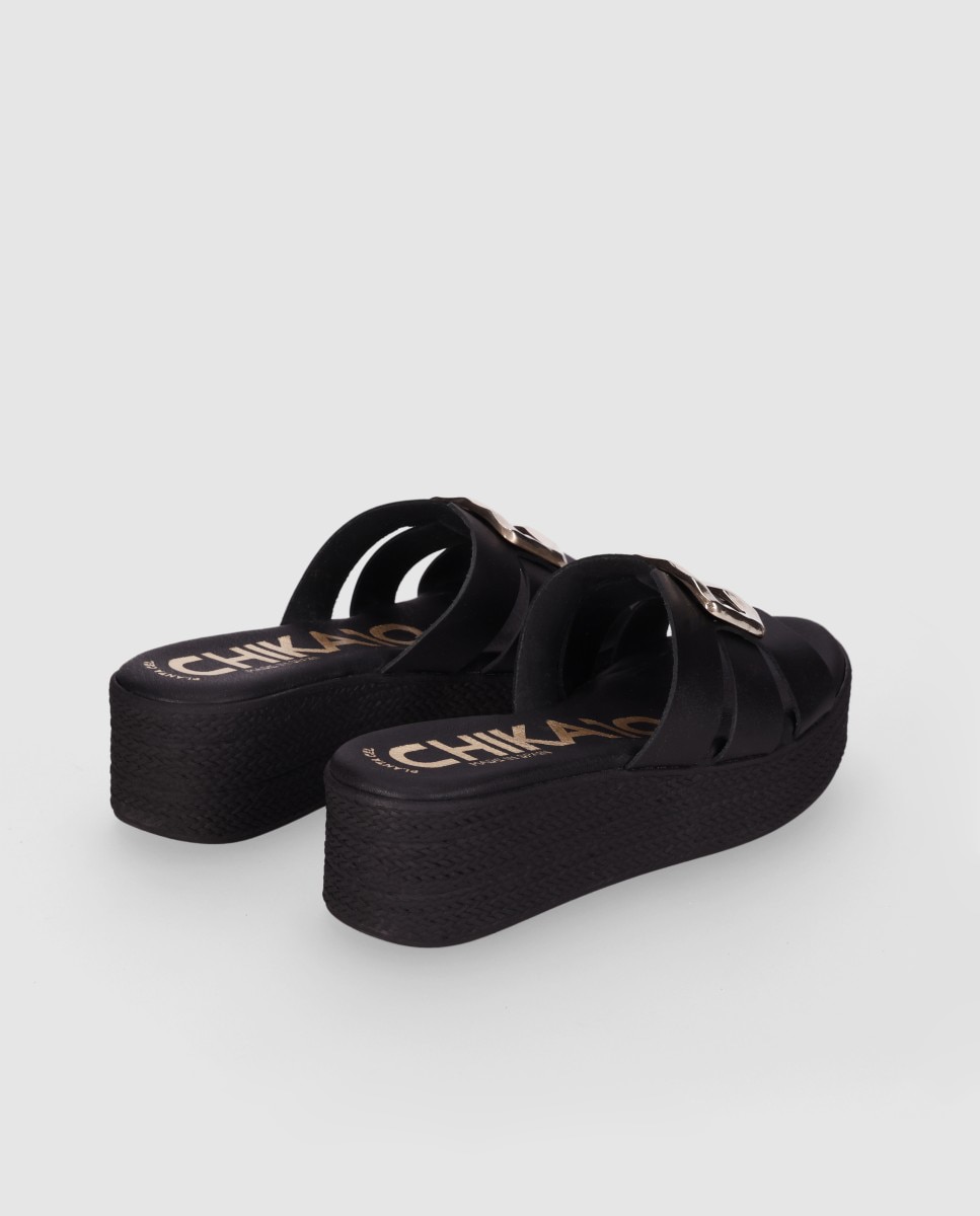 Sandálias de Cunha em Pele com Corte Simétrico e Maxi Fivela Metálica Decorativa Preto-3
