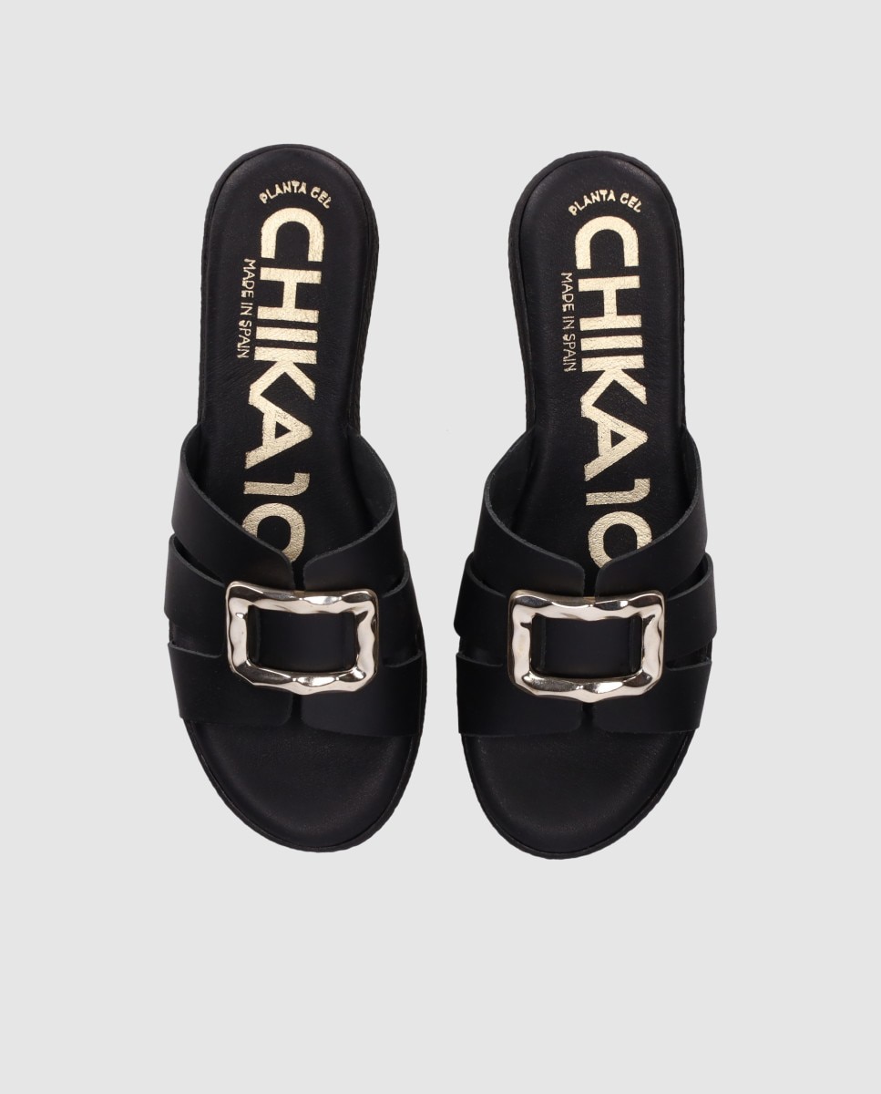 Sandálias de Cunha em Pele com Corte Simétrico e Maxi Fivela Metálica Decorativa Preto-4
