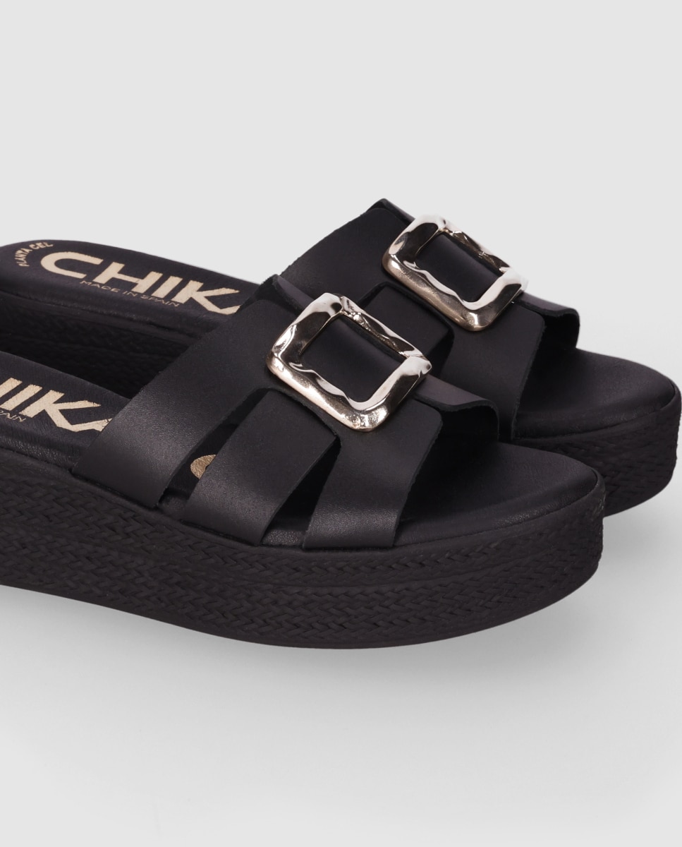 Sandálias de Cunha em Pele com Corte Simétrico e Maxi Fivela Metálica Decorativa Preto-5
