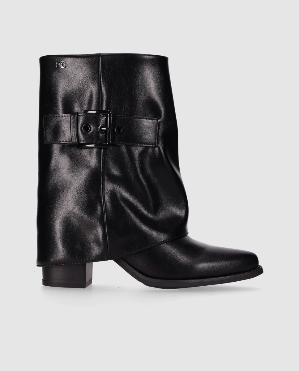 Imagem 0 de Botas Básicas de Silhueta Reta com Biqueira Afiada e Tacão Grosso