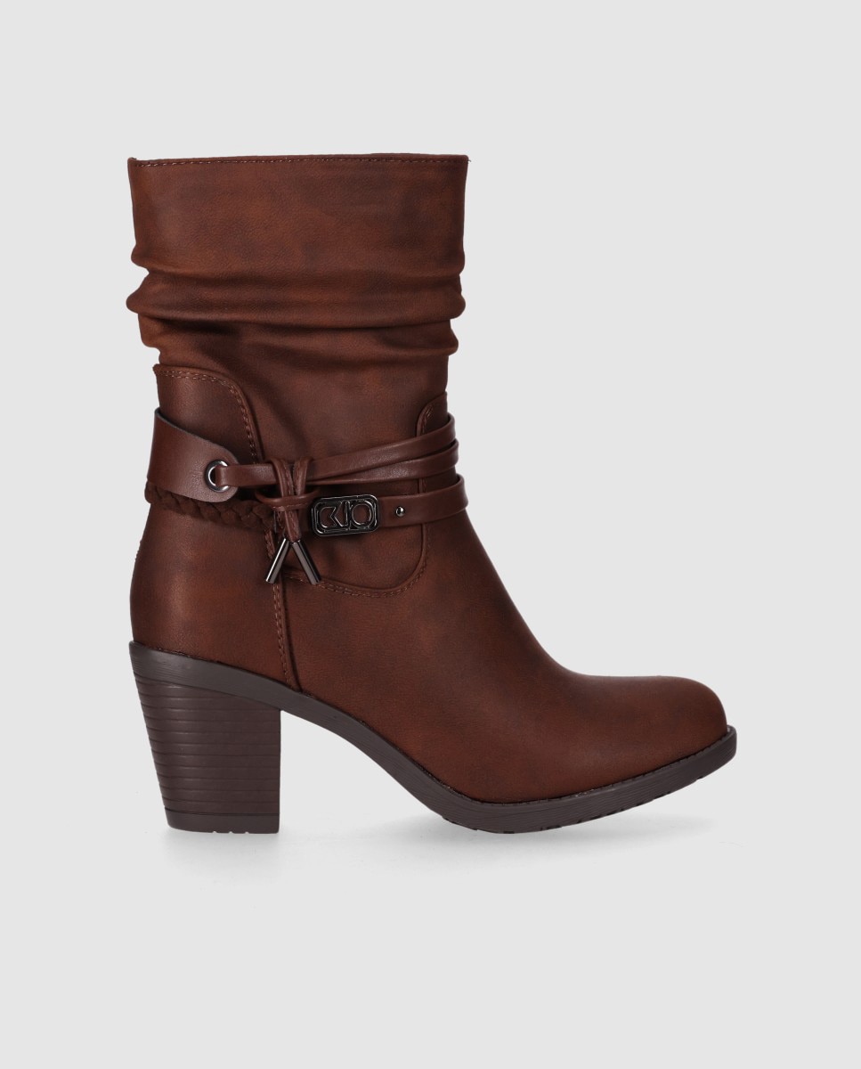 Imagem 0 de Botins Cowboy com Cano Médio Franzido e Detalhes Decorativos no Tornozelo