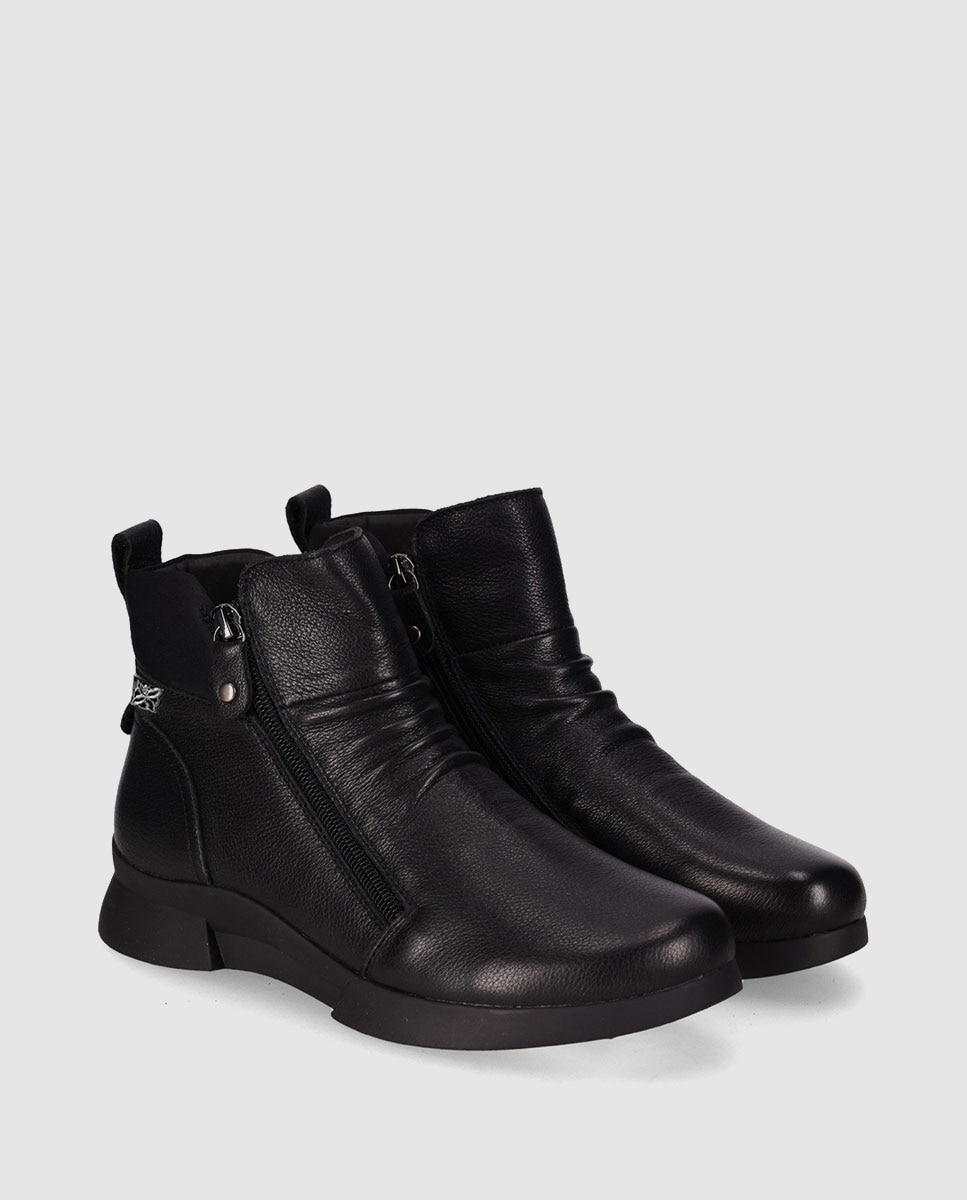 Botins Básicos em Pele com Sola Leve e Detalhes Franzidos no Peito Do Pé Preto-2