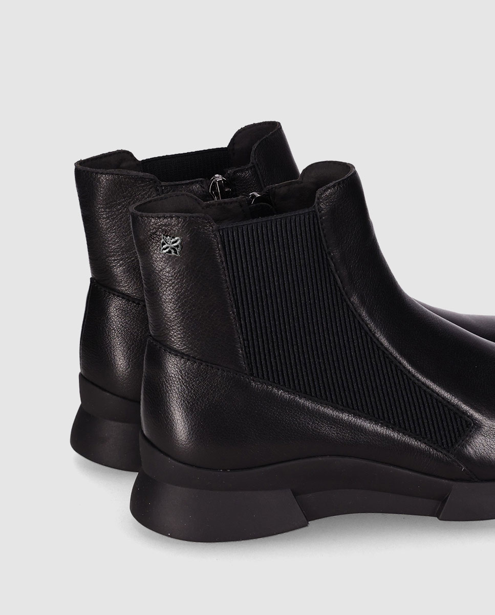 Botins Básicos em Pele com Sola Leve e Biqueira Redonda Preto-5