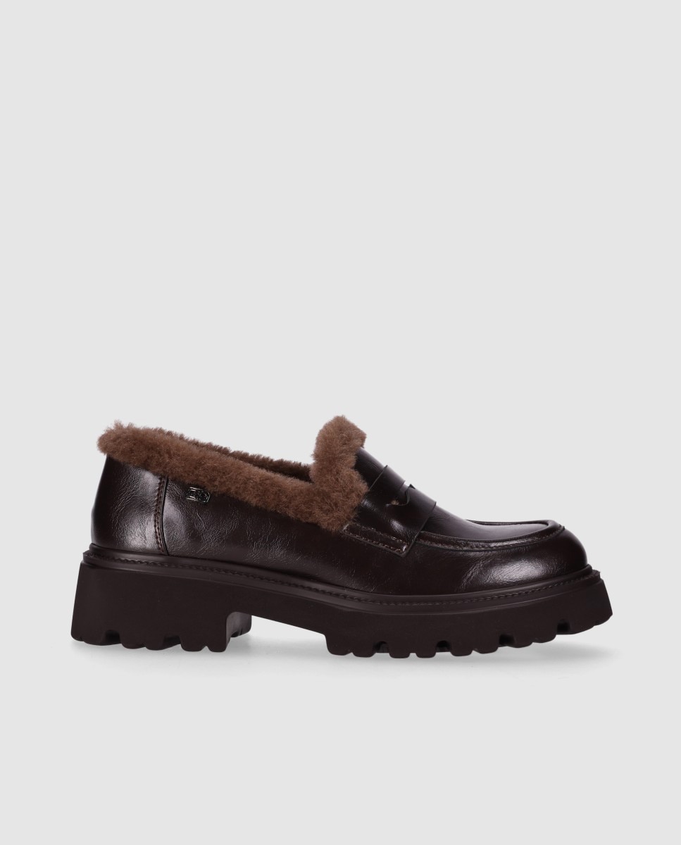 Imagem 0 de Mocassins com Salto Baixo com Sola Track e Gola Acolchoada Efeito Pelo