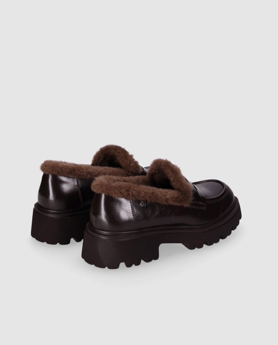Mocassins com Salto Baixo com Sola Track e Gola Acolchoada Efeito Pelo Castanho-3