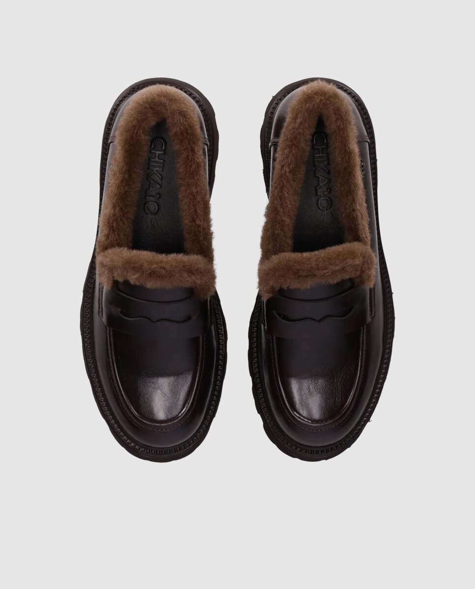 Mocassins com Salto Baixo com Sola Track e Gola Acolchoada Efeito Pelo Castanho-4