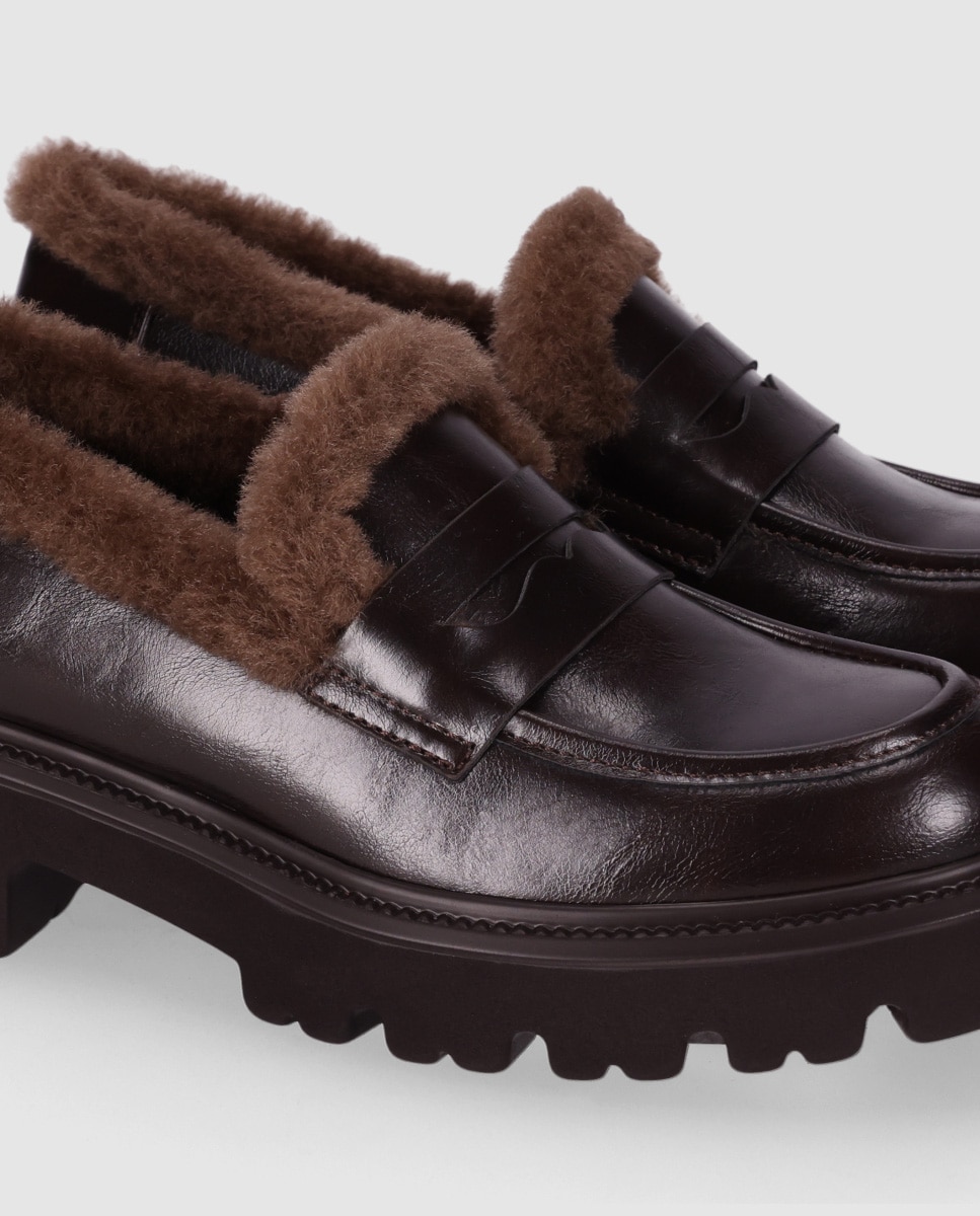 Mocassins com Salto Baixo com Sola Track e Gola Acolchoada Efeito Pelo Castanho-5