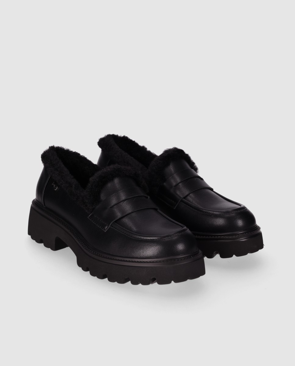 Mocassins com Salto Baixo com Sola Track e Gola Acolchoada Efeito Pelo Preto-2