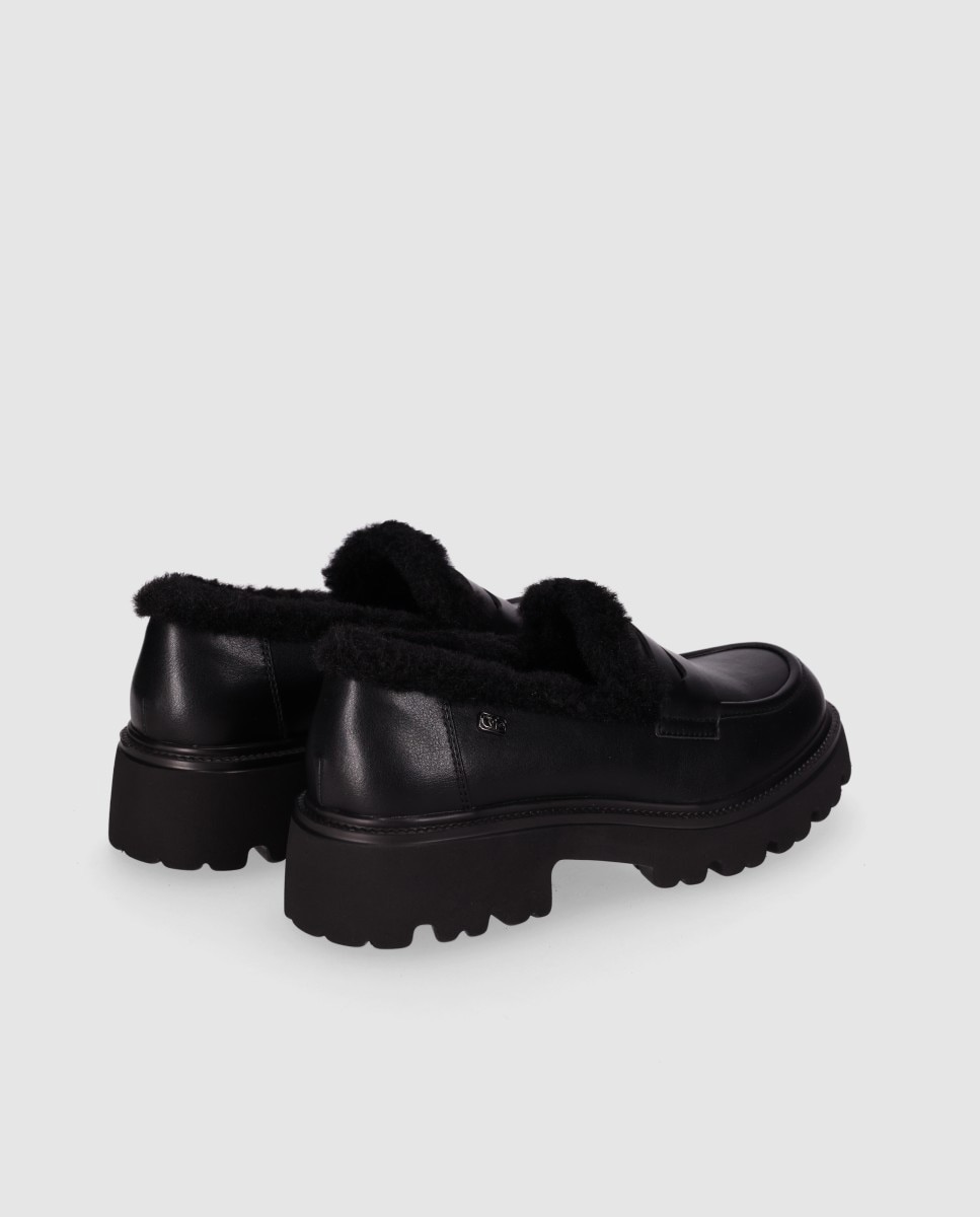 Mocassins com Salto Baixo com Sola Track e Gola Acolchoada Efeito Pelo Preto-3