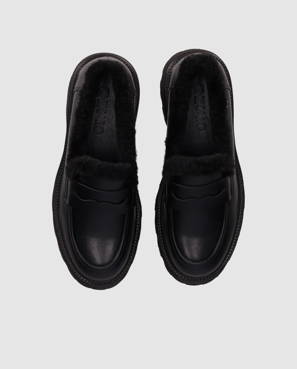 Mocassins com Salto Baixo com Sola Track e Gola Acolchoada Efeito Pelo Preto-4