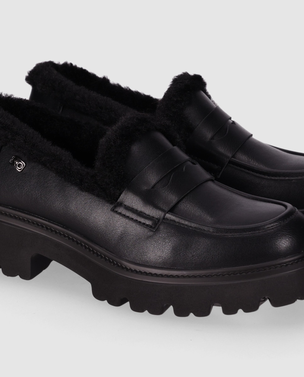 Mocassins com Salto Baixo com Sola Track e Gola Acolchoada Efeito Pelo Preto-5