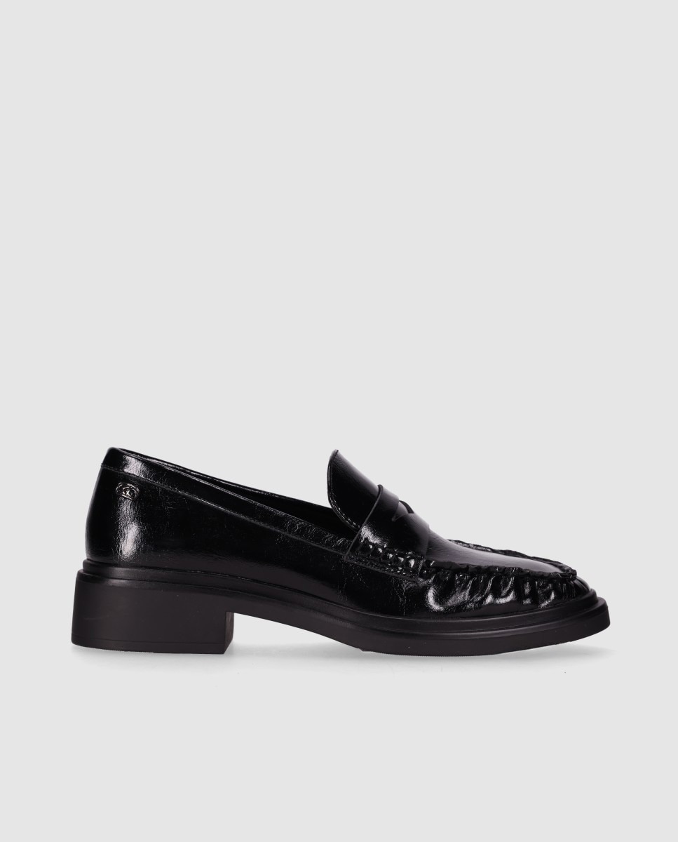 Imagem 0 de Mocassins Rasos com Sola Compacta e Costuras Marcadas