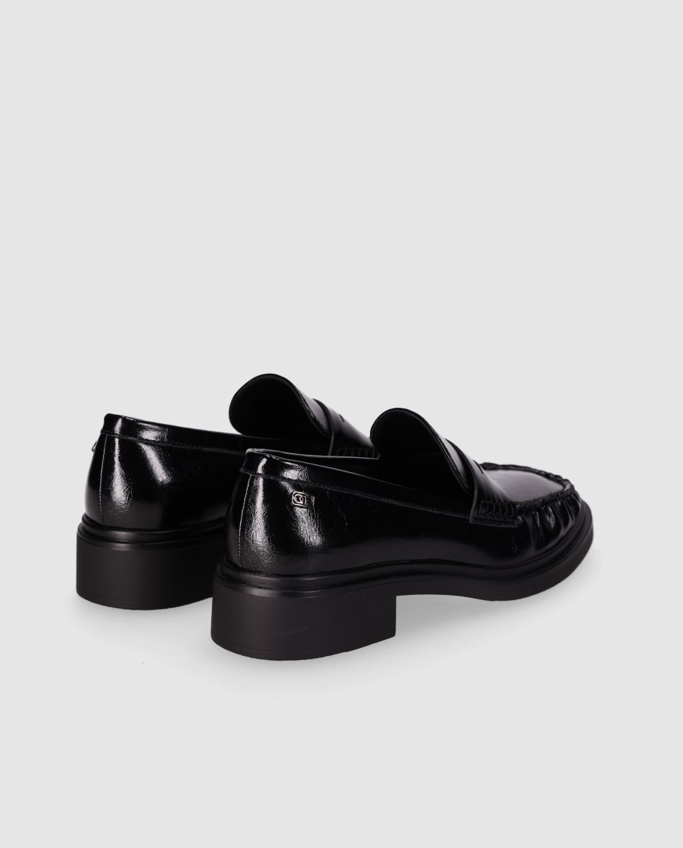Mocassins Rasos com Sola Compacta e Costuras Marcadas Preto-3