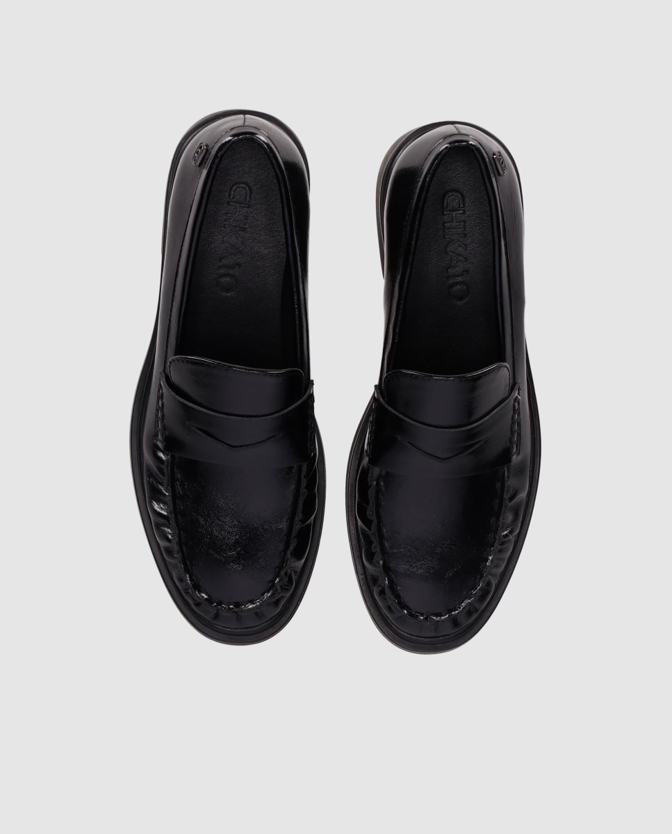 Mocassins Rasos com Sola Compacta e Costuras Marcadas Preto-4