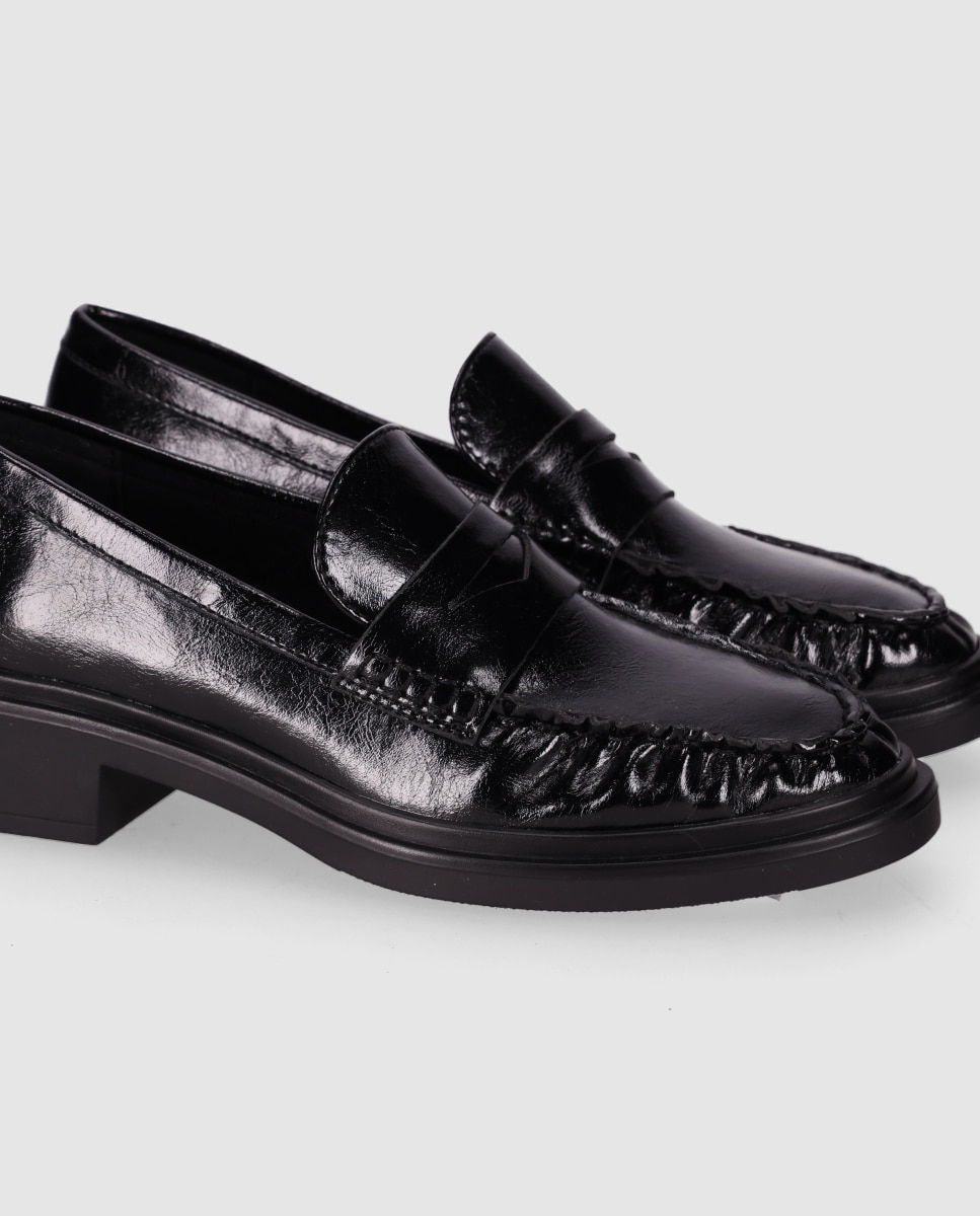 Mocassins Rasos com Sola Compacta e Costuras Marcadas Preto-5
