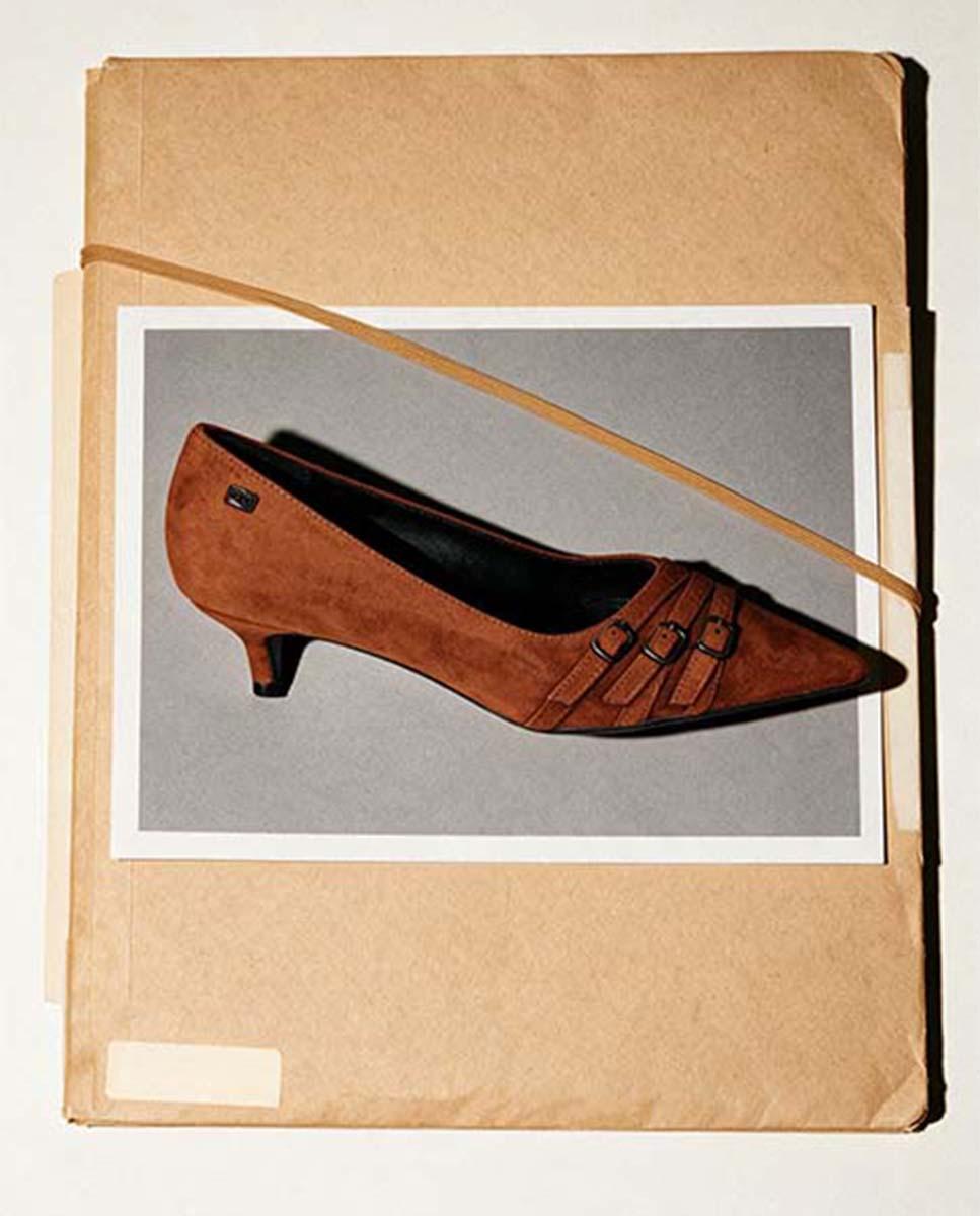 Imagem 0 de Sapatos de Salto com Tacão Fino de Acabamento Têxtil e Design Clássico