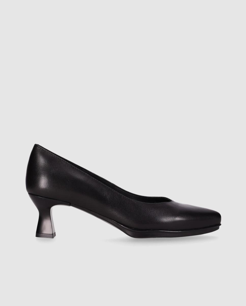 Imagem 0 de Sapatos de Salto Médio com Silhueta Estilizada