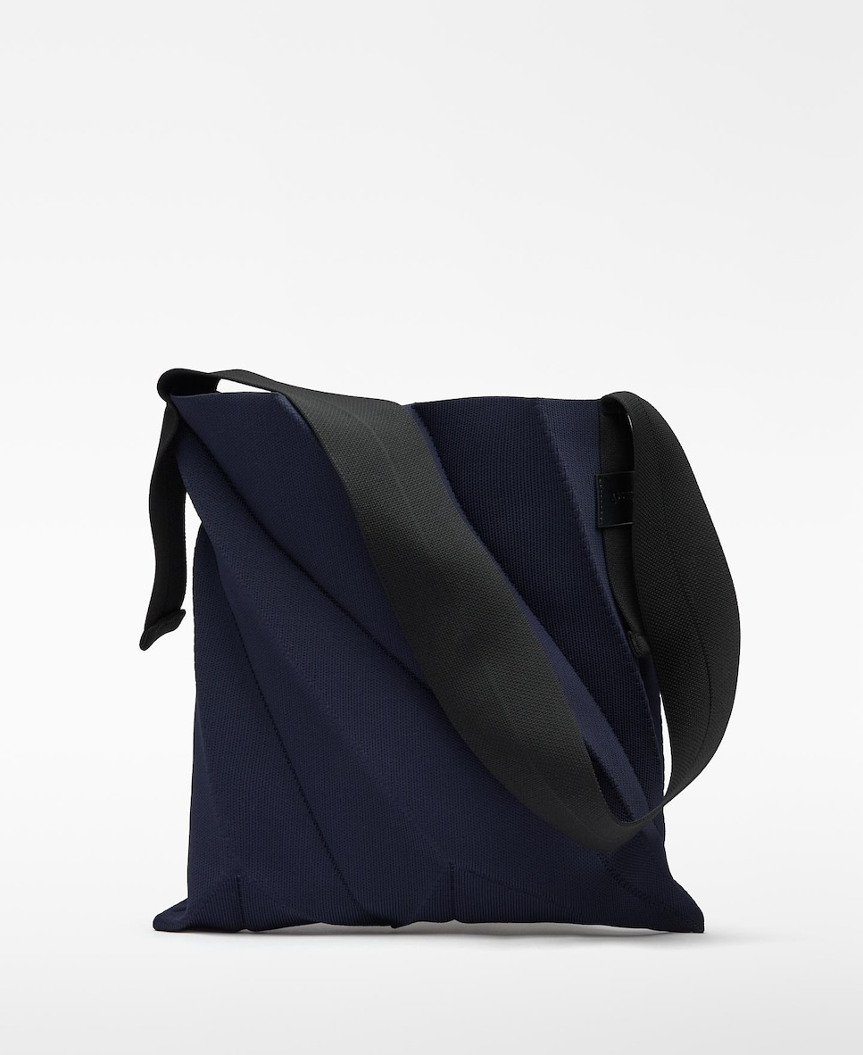 Mala de Ombro Hobo Plissada em Malha Azul-marinho-1