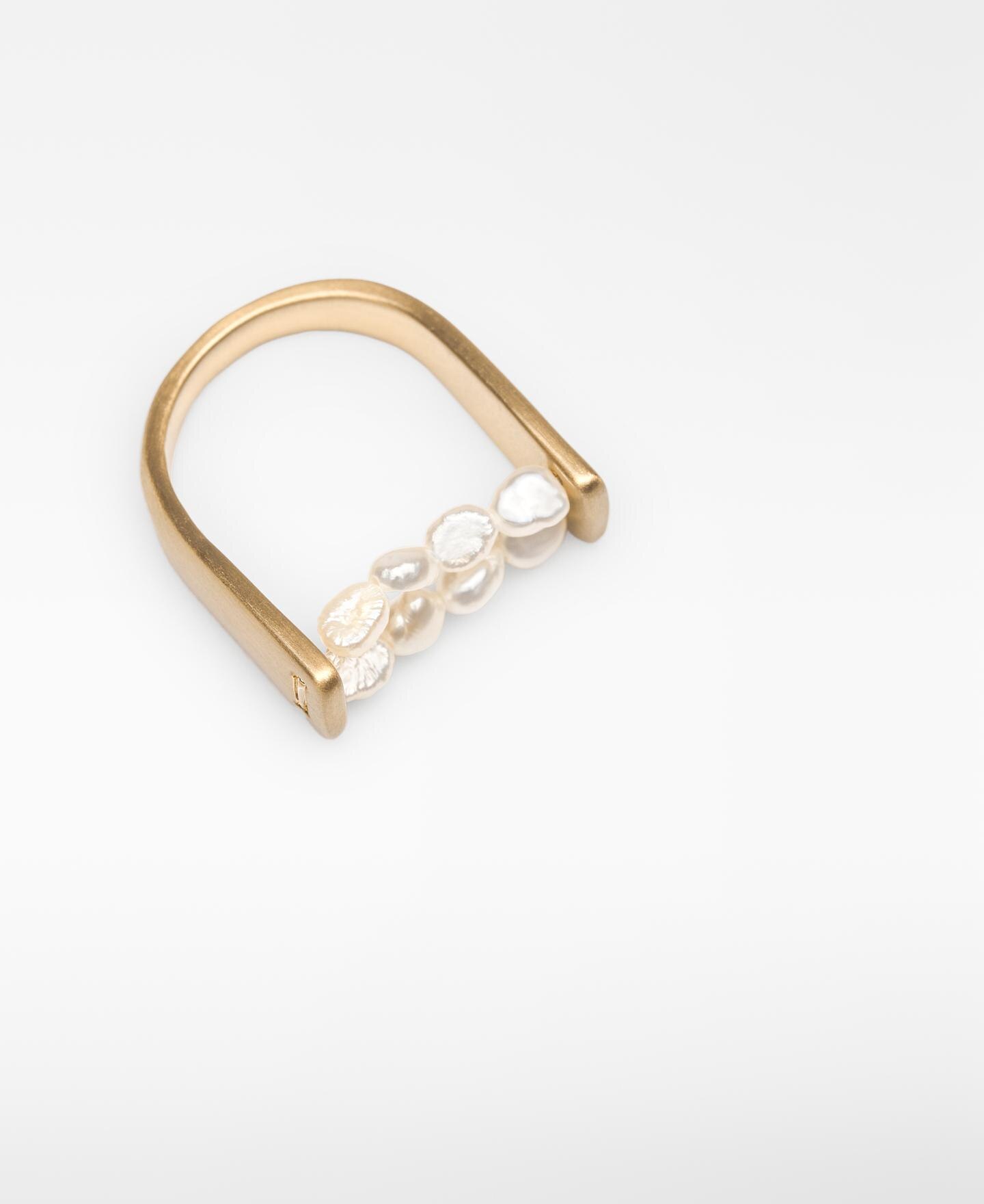 Anel Metálico com Pérolas Naturais Dourado-2