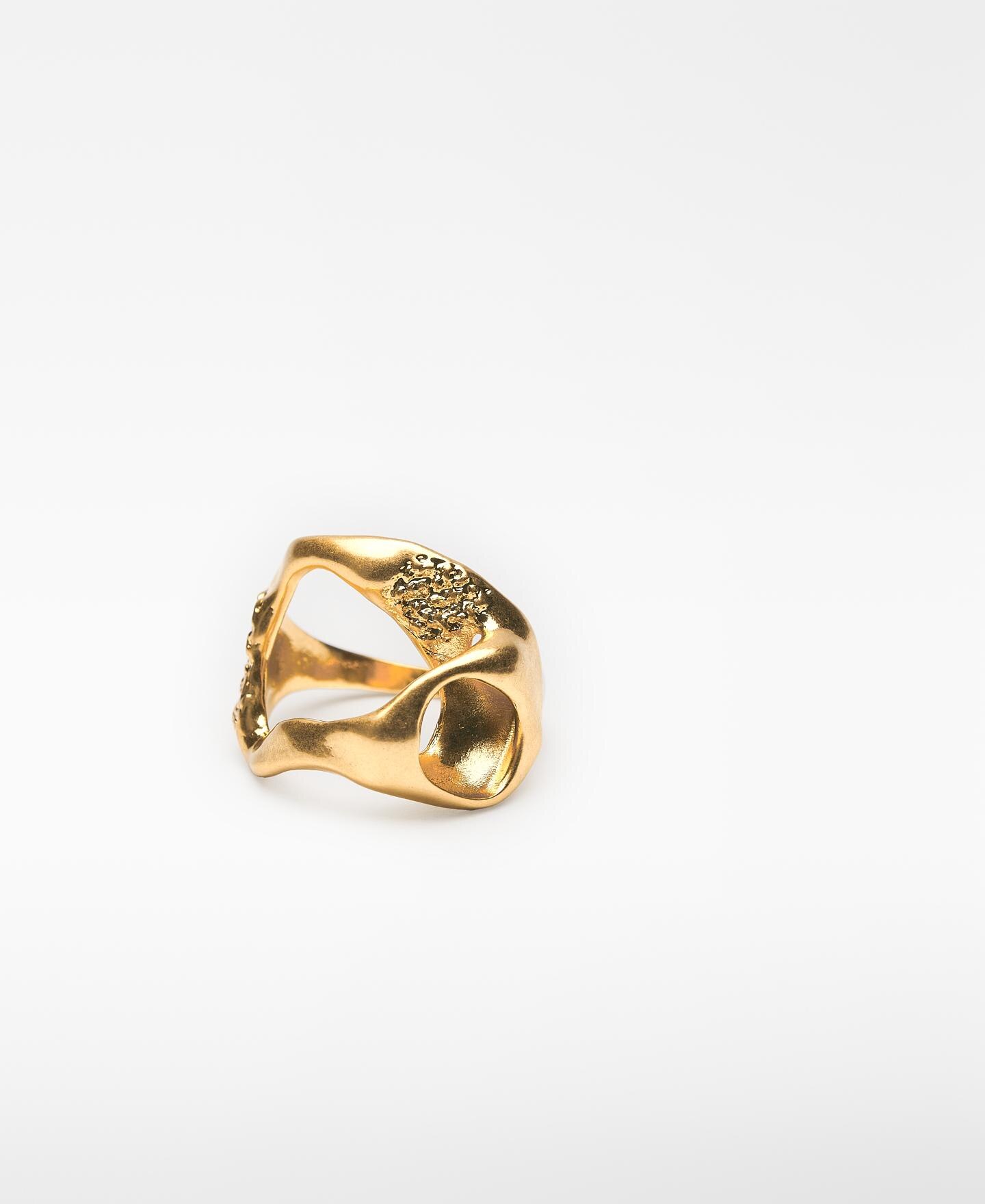 Anel com Textura Martelada Dourado-3