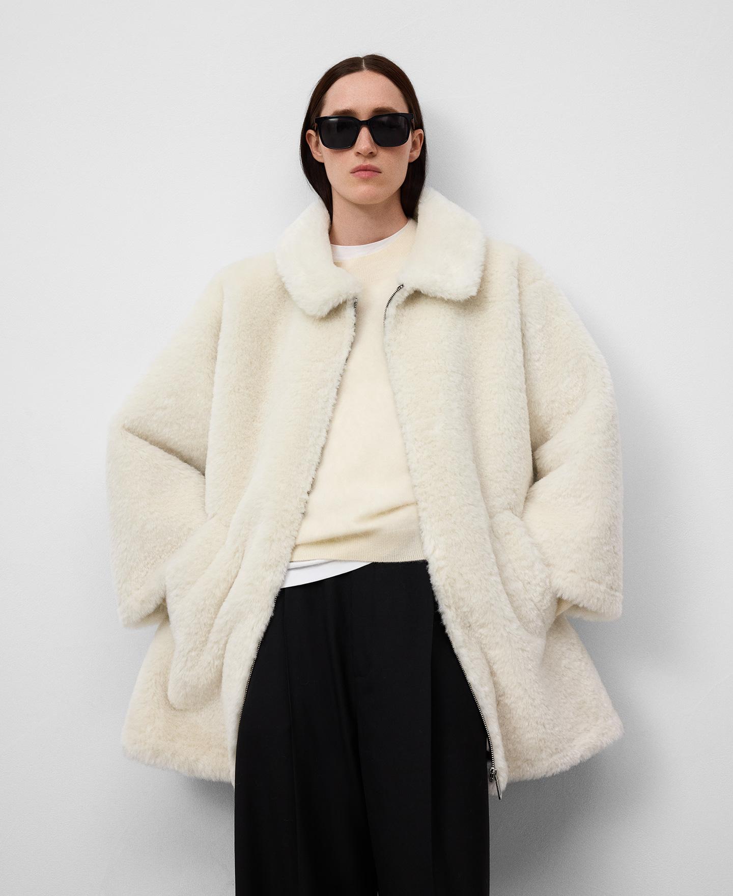 Imagem 0 de Sobretudo em Pelo de Borreguinho e Gola de Lapela