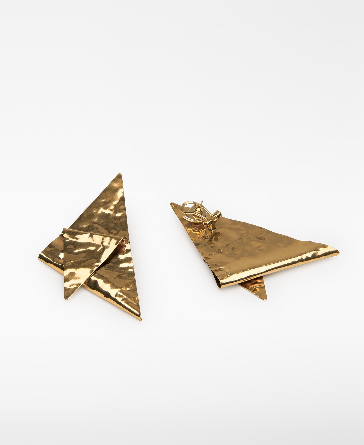 Brincos Triangulares Grandes com Detalhe em Plissado Dourado-2