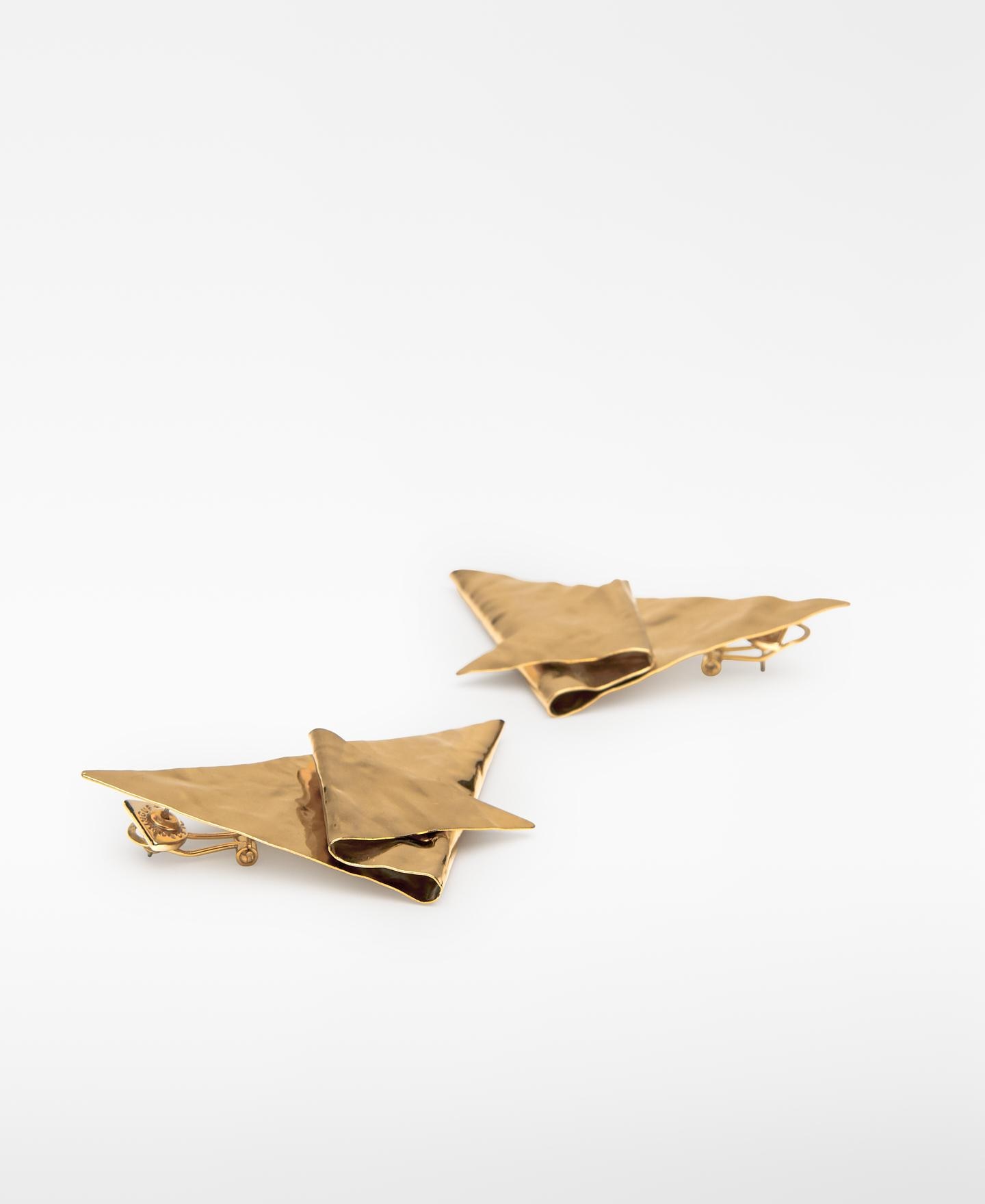 Brincos Triangulares Grandes com Detalhe em Plissado Dourado-3