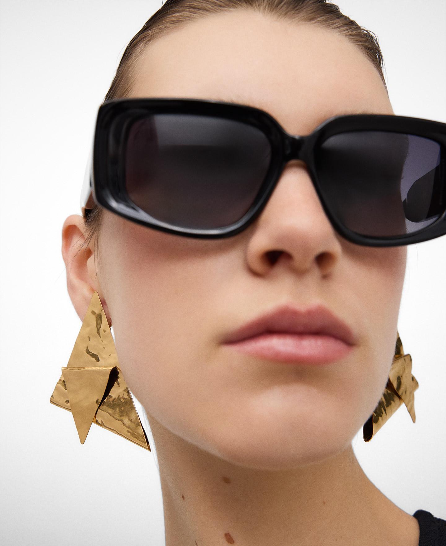 Brincos Triangulares Grandes com Detalhe em Plissado Dourado-4