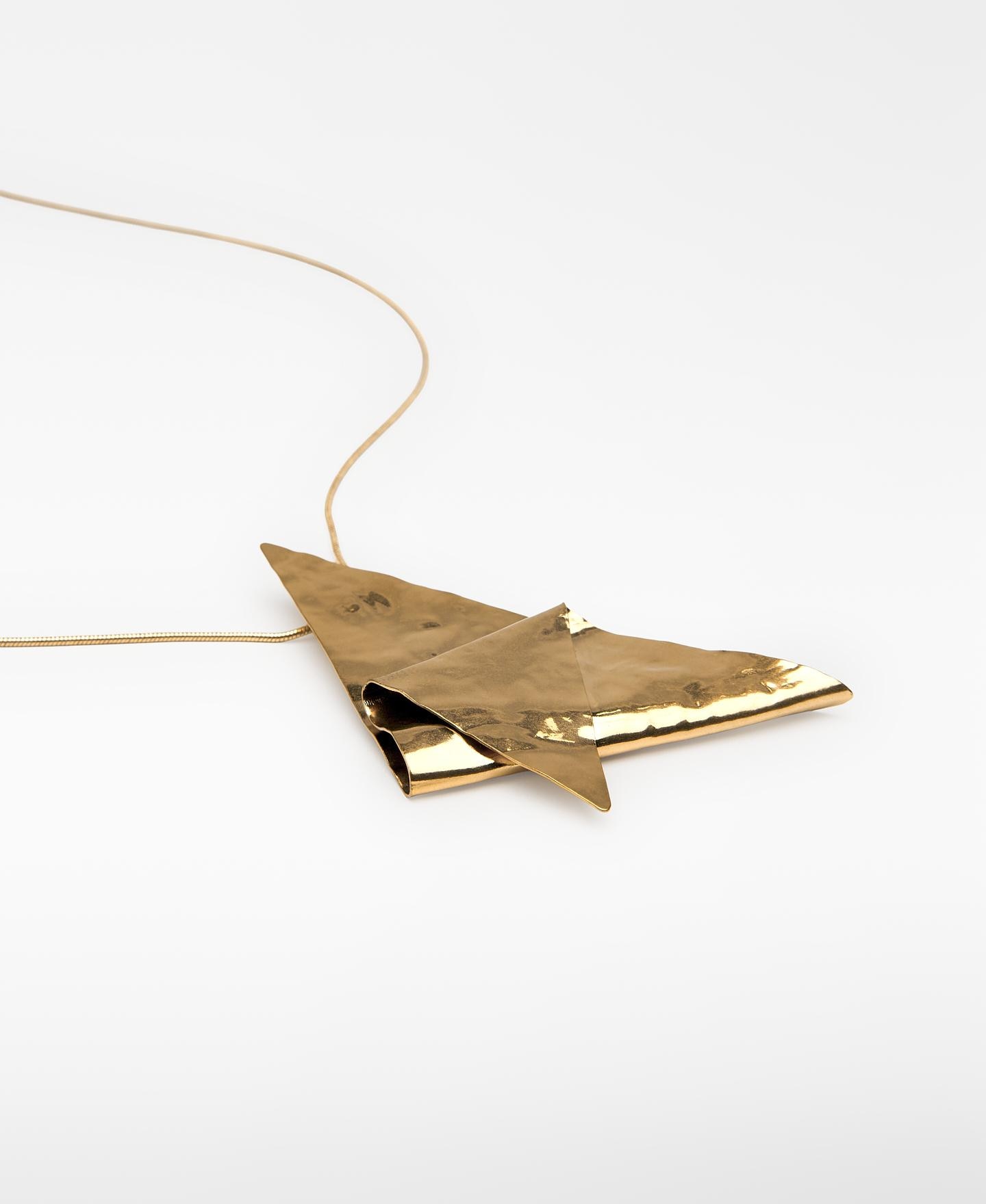 Colar com Peça Triangular e Plissado Dourado-2