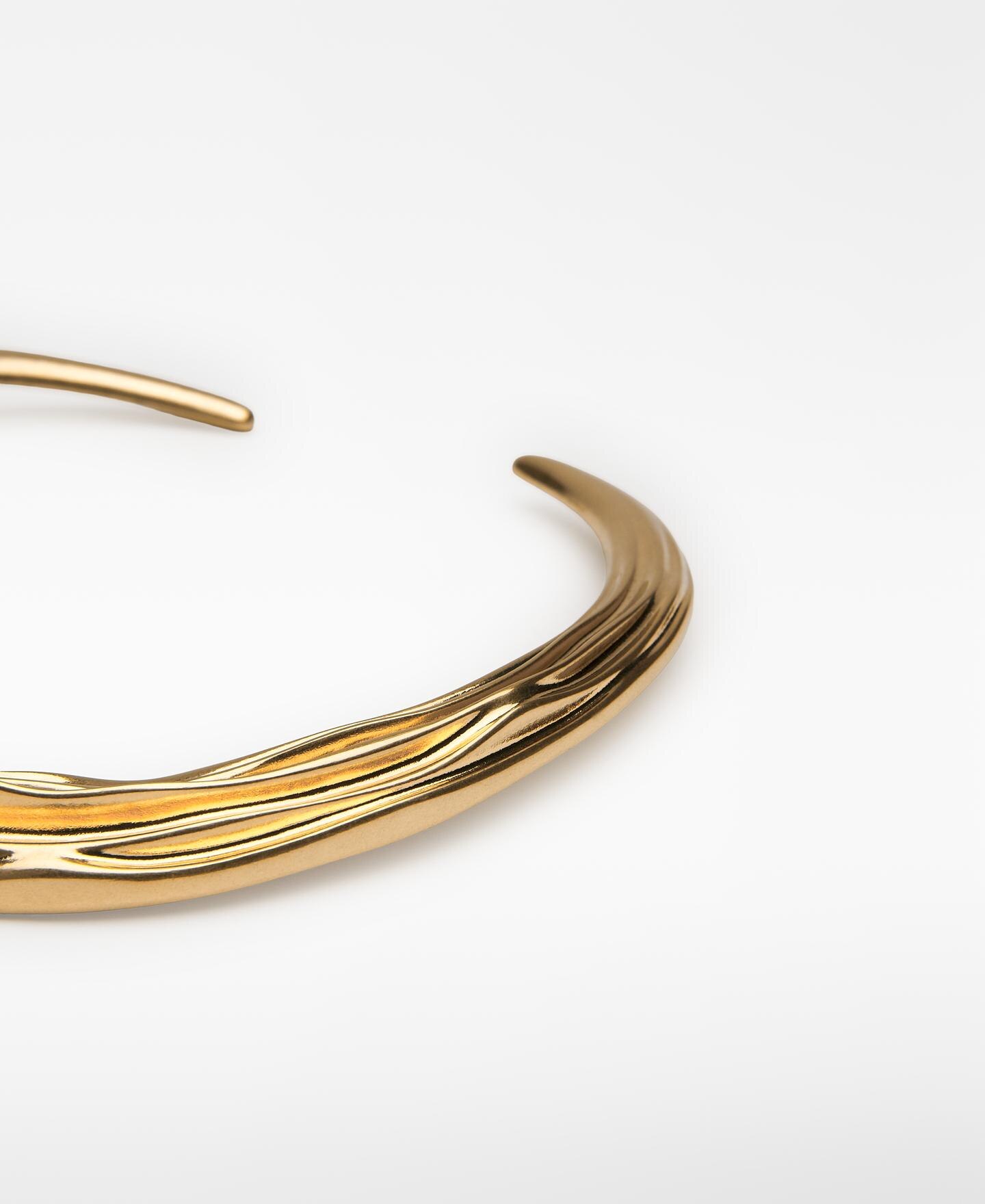 Choker Metálico com Relevo Dourado-2