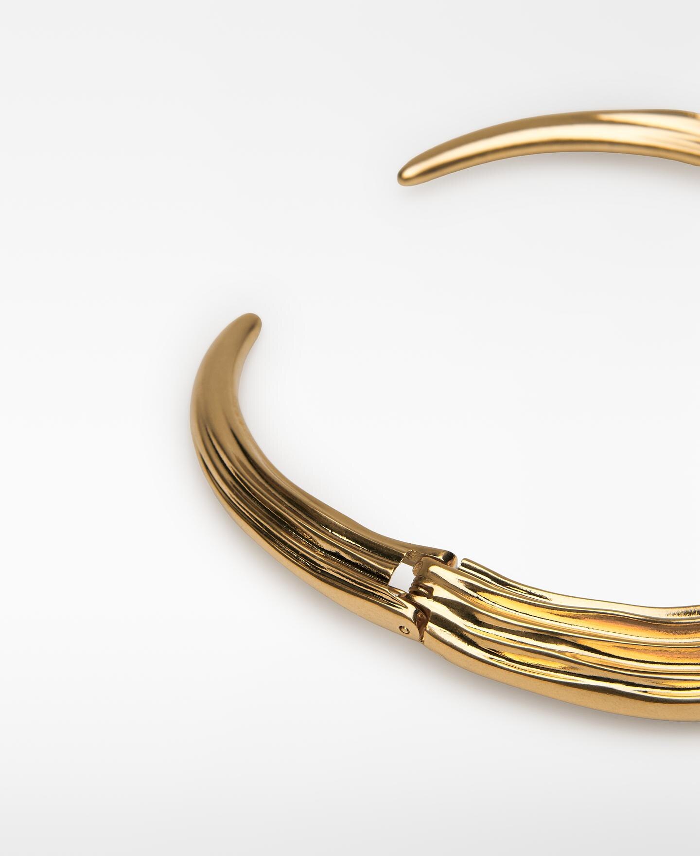 Choker Metálico com Relevo Dourado-3