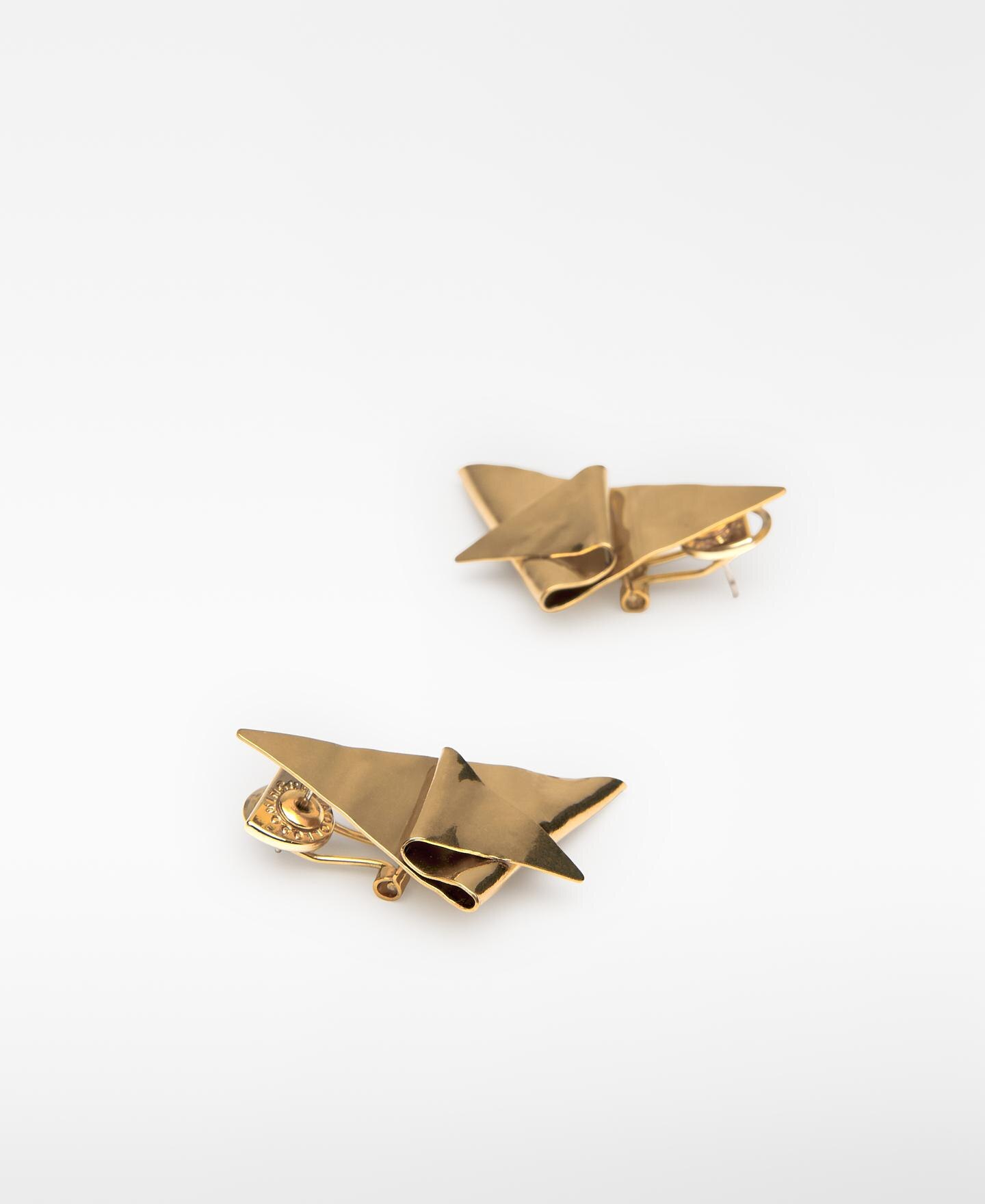 Brincos Triangulares Médios com Detalhe em Plissado Dourado-2