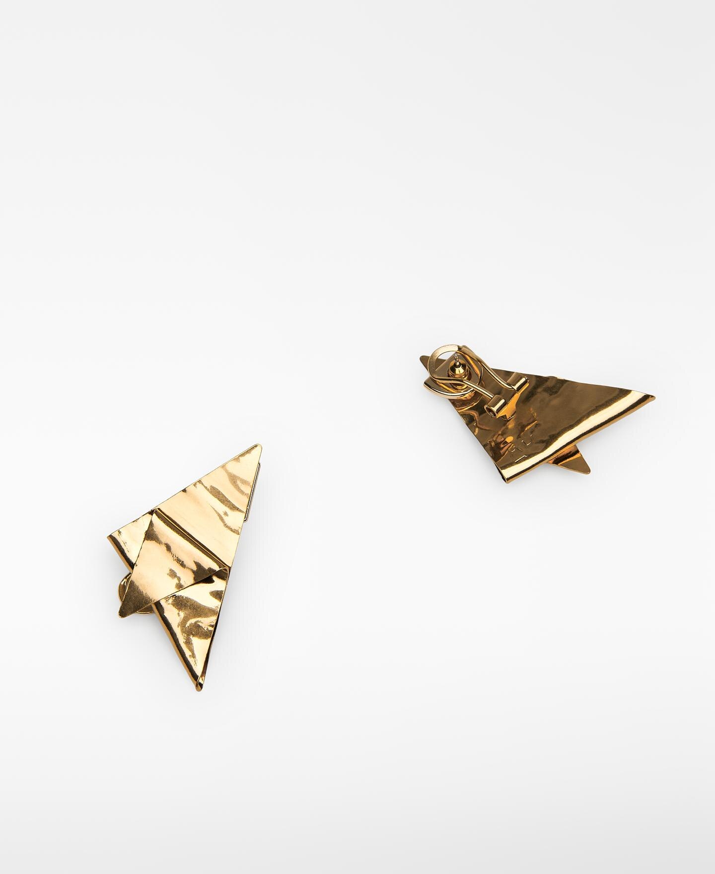 Brincos Triangulares Médios com Detalhe em Plissado Dourado-3