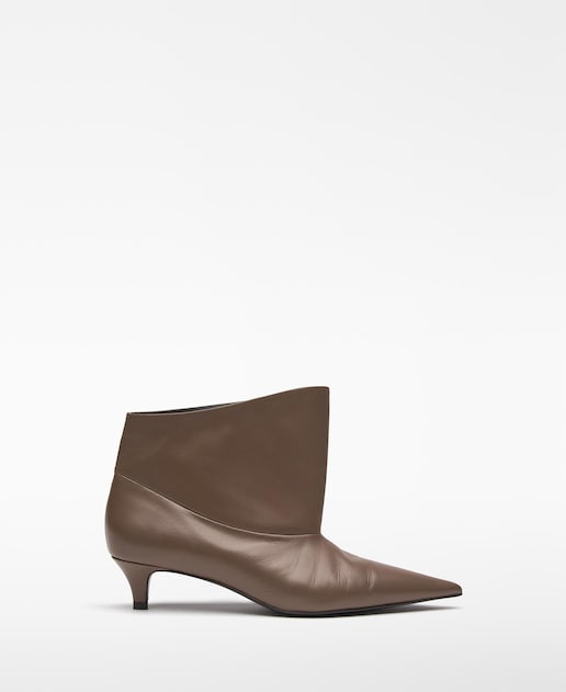 Imagem 0 de Botins de Pele com Cano Assimétrico