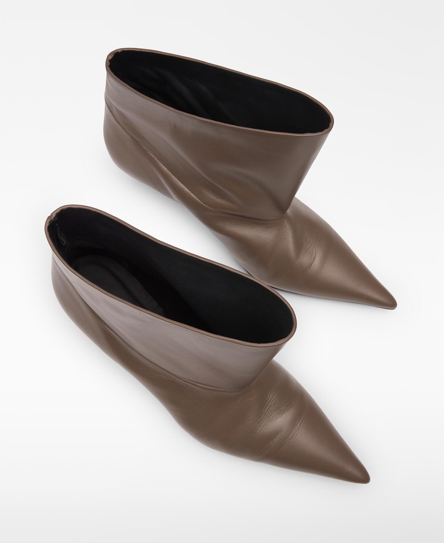 Botins de Pele com Cano Assimétrico Taupe-2