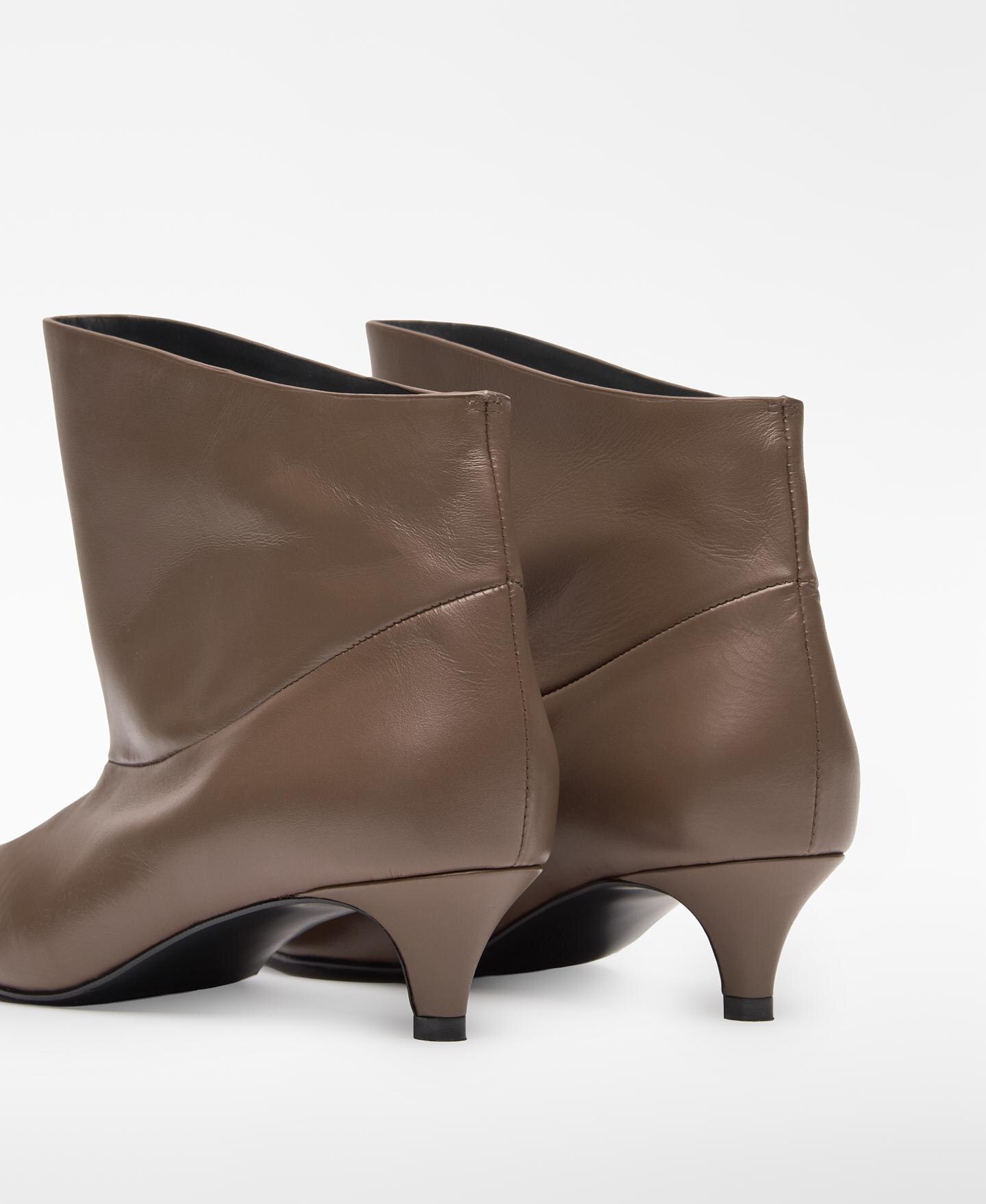 Botins de Pele com Cano Assimétrico Taupe-3