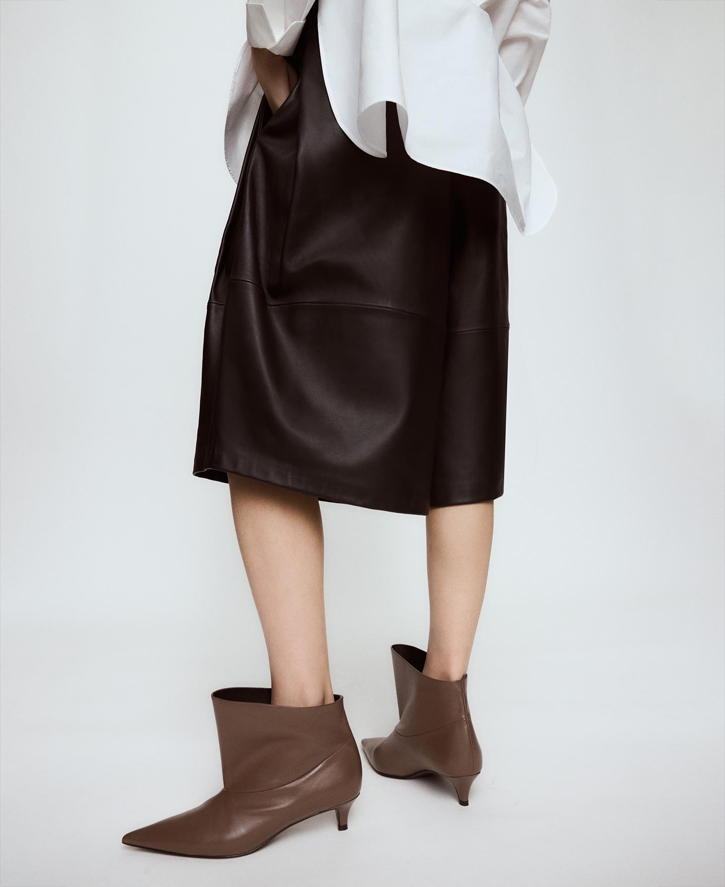 Botins de Pele com Cano Assimétrico Taupe-4