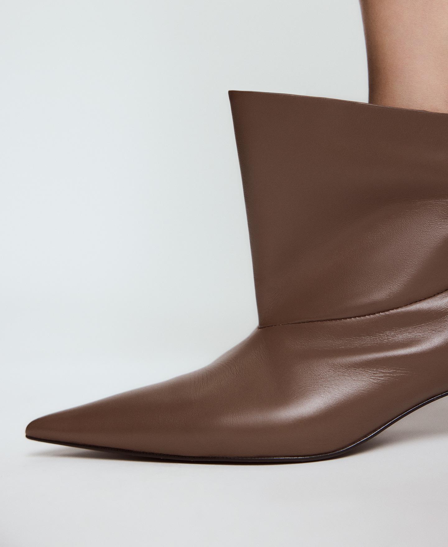 Botins de Pele com Cano Assimétrico Taupe-5