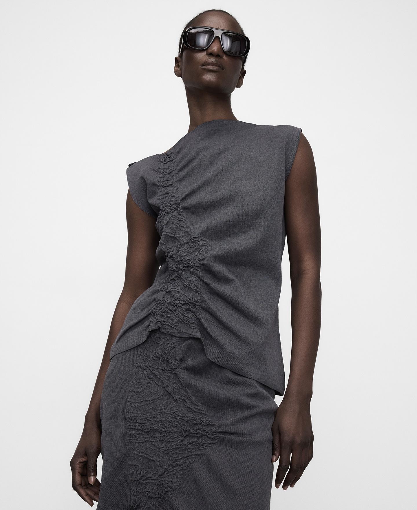 Imagem 0 de Top Assimétrico de Malha com Folho Lateral