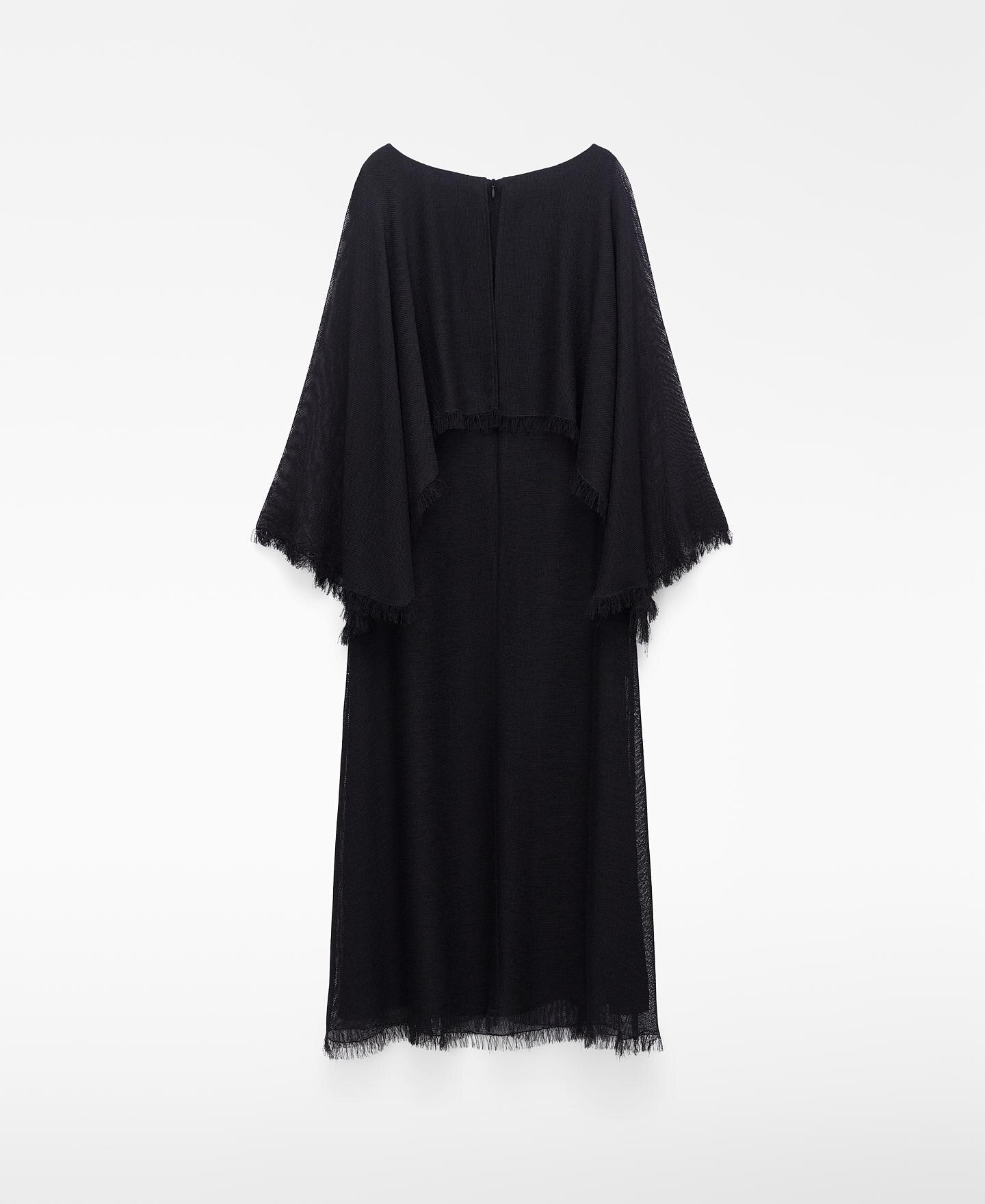 Vestido Midi Desfiado com Capa Preto-6