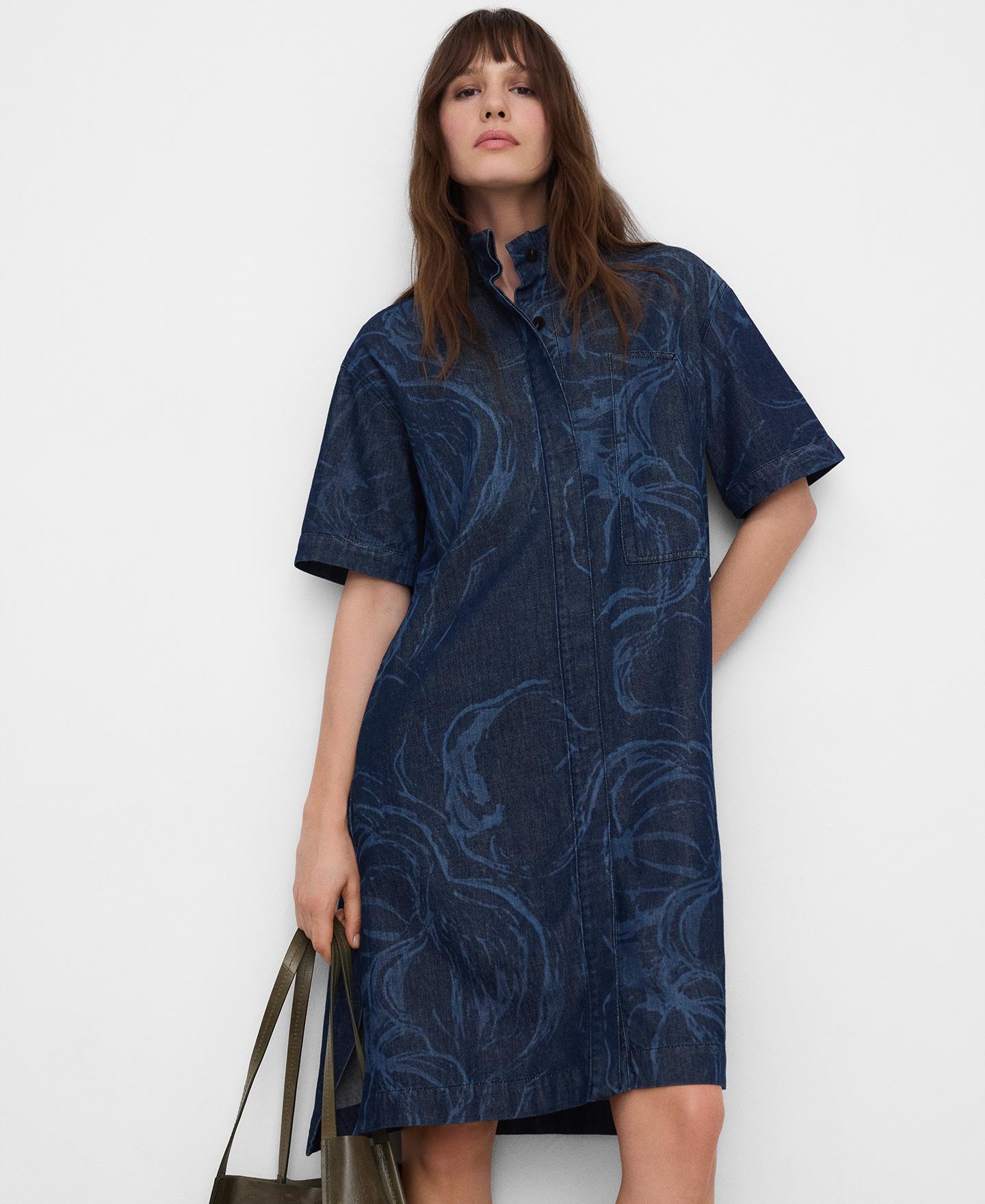 Imagem 0 de Vestido Midi Tipo Camisa em Denim Estampado