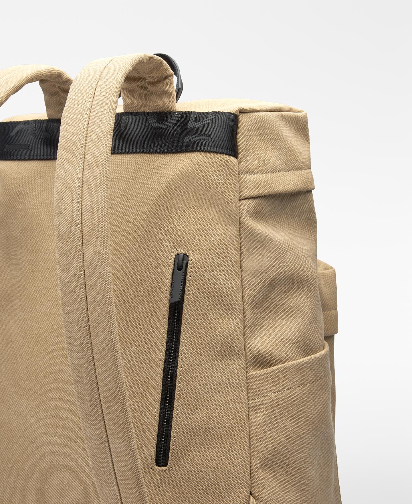 Mochila com Maxi Bolso Bege-3