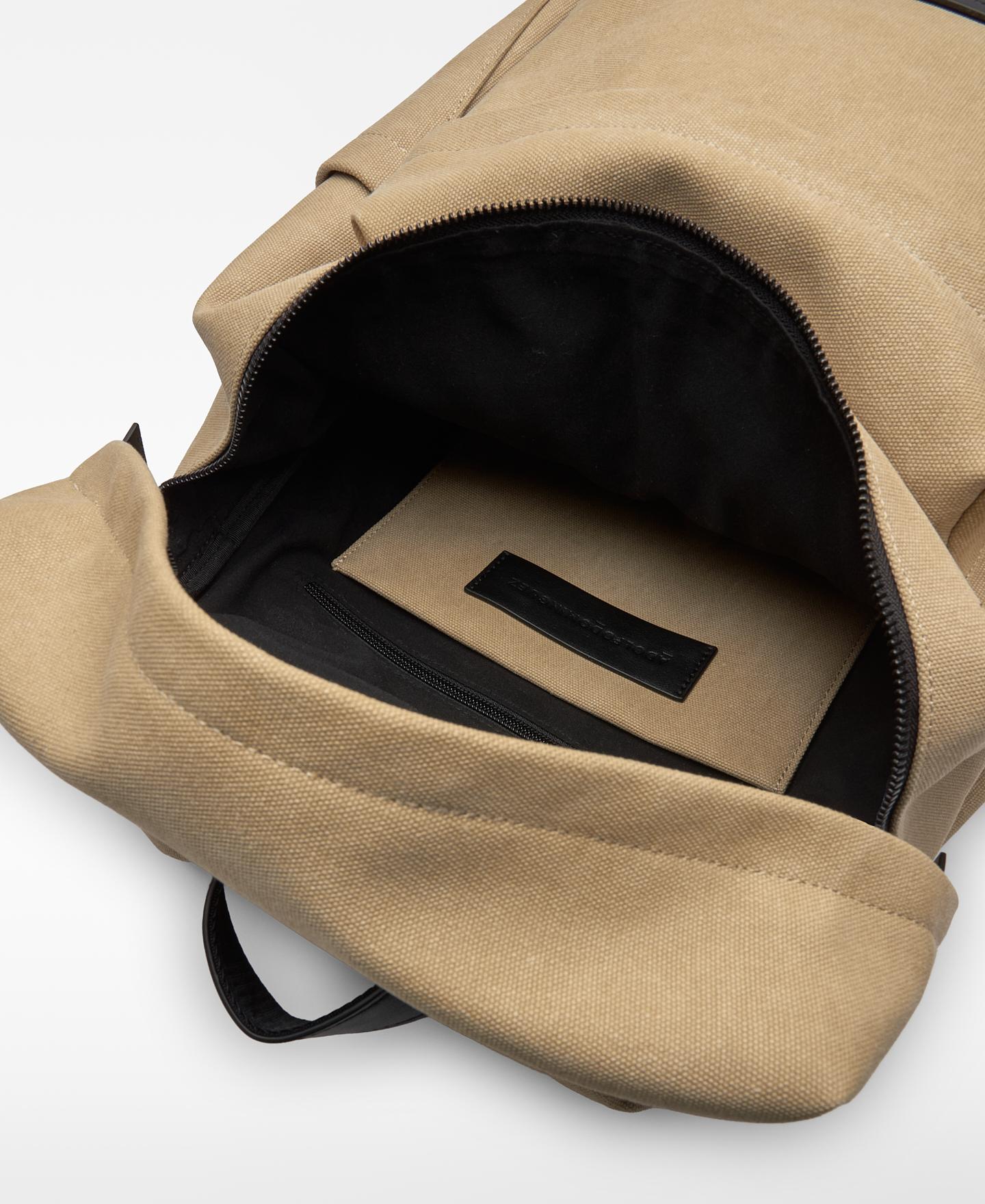 Mochila com Maxi Bolso Bege-4