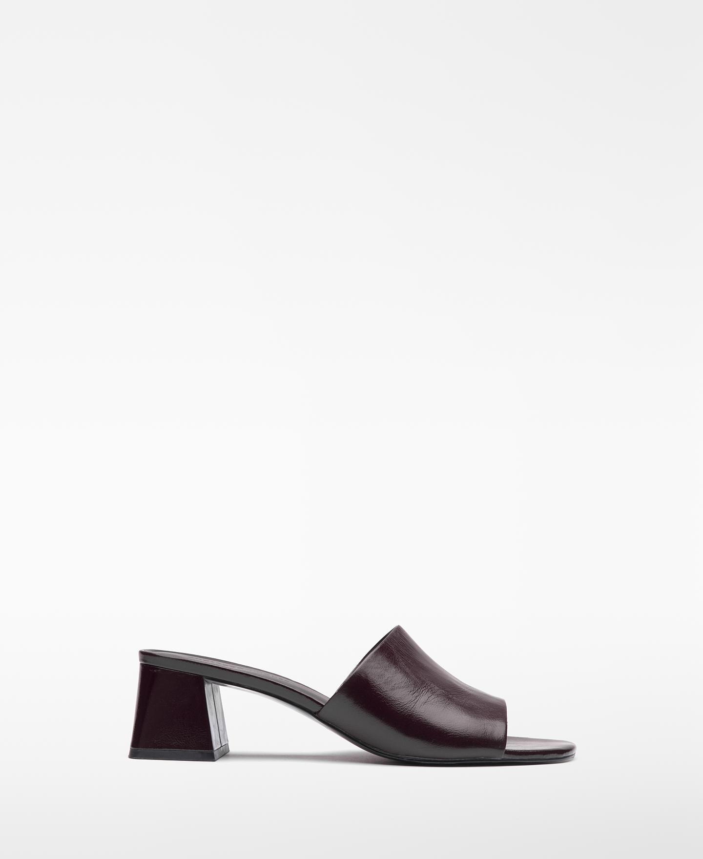 Imagem 0 de Sandálias de Tira Larga em Pele com Tacão Quadrado