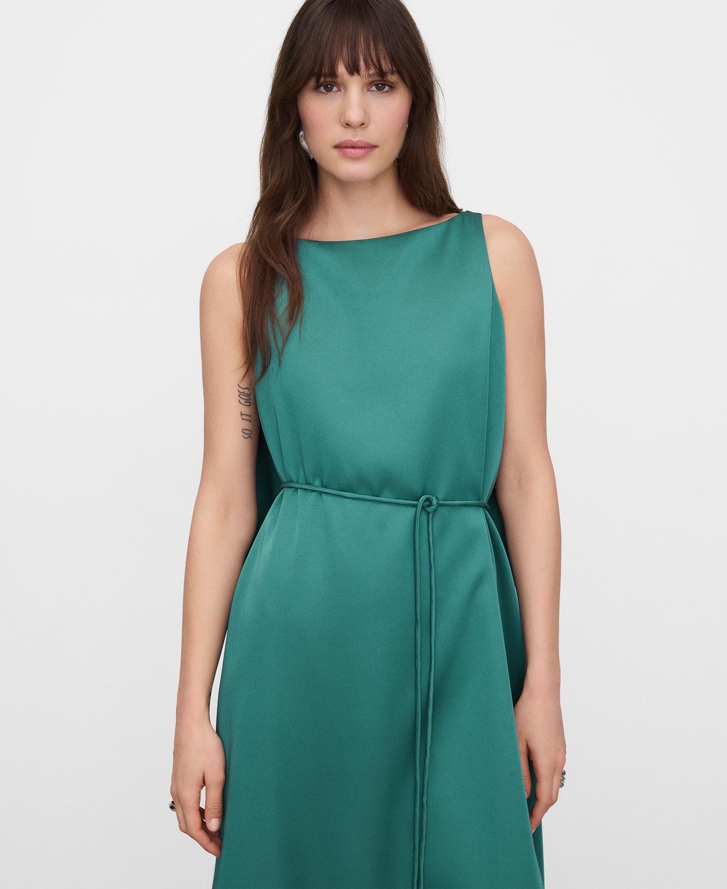Imagem 0 de Vestido Midi Evasé com Capa nas Costas