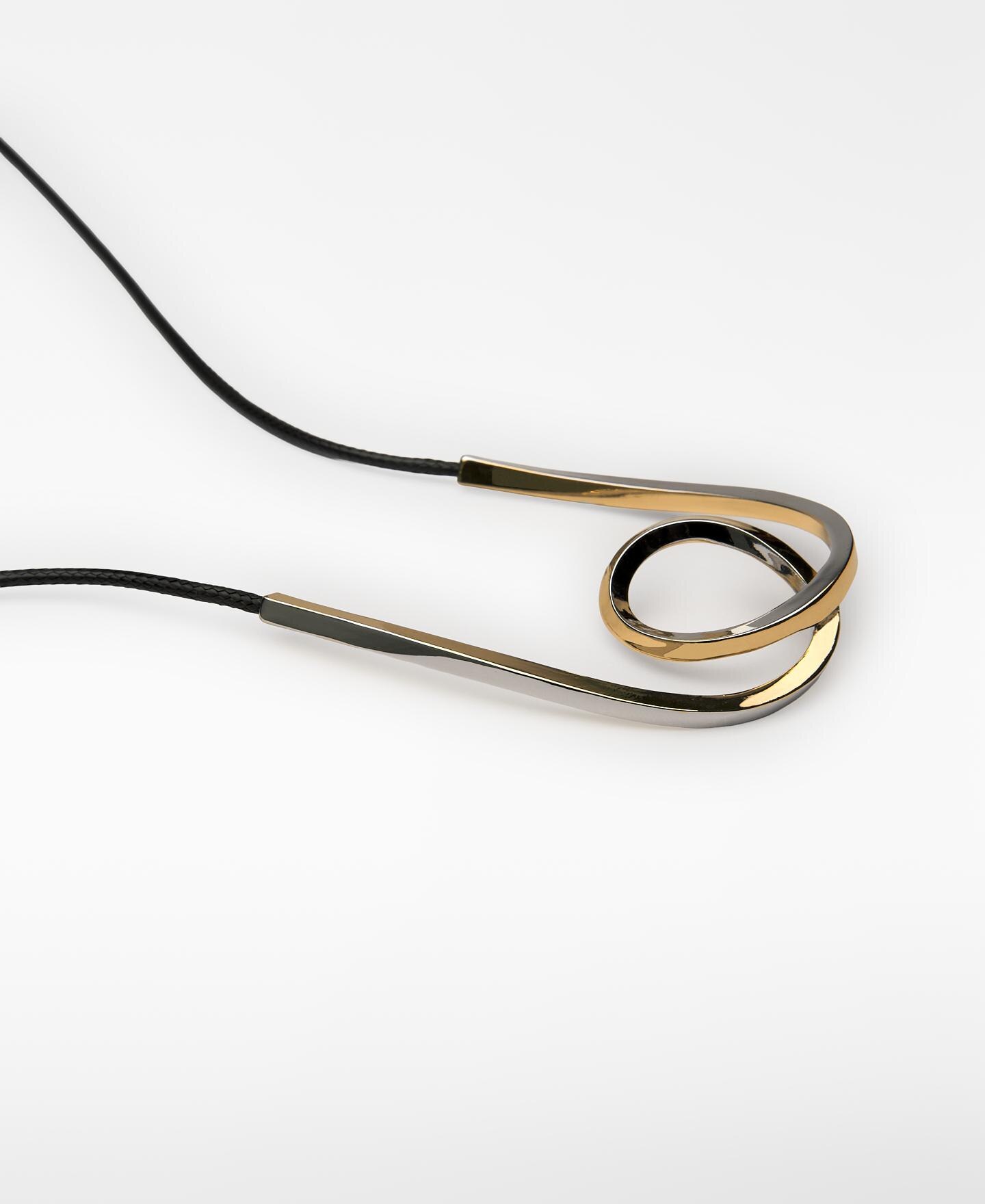 Colar com Peça Metálica Bicolor Dourado-2