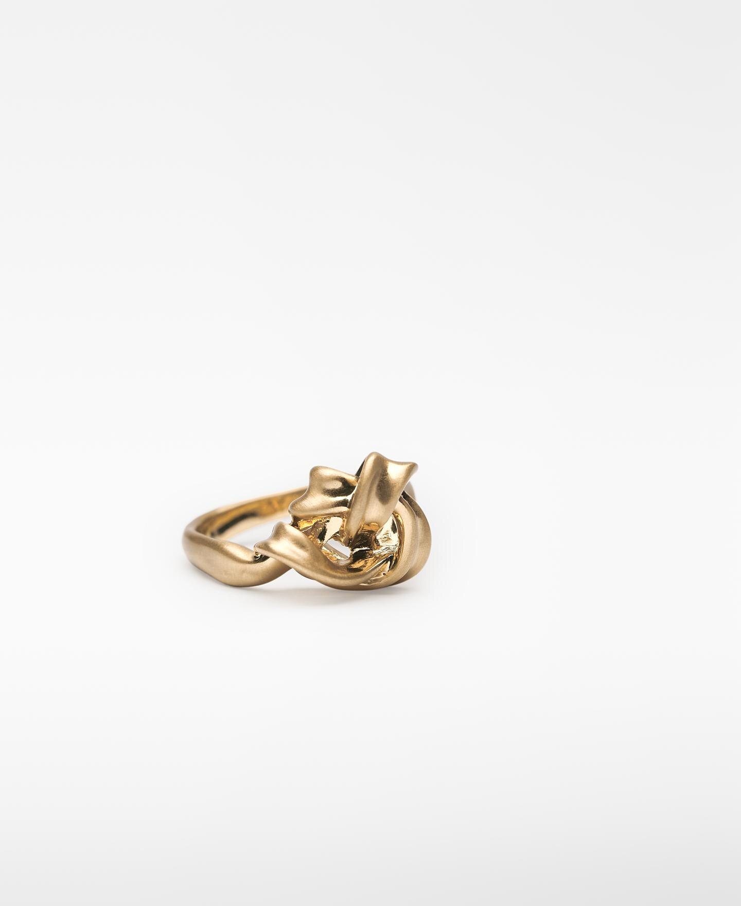 Anel Liso Metálico com Nó Dourado-3
