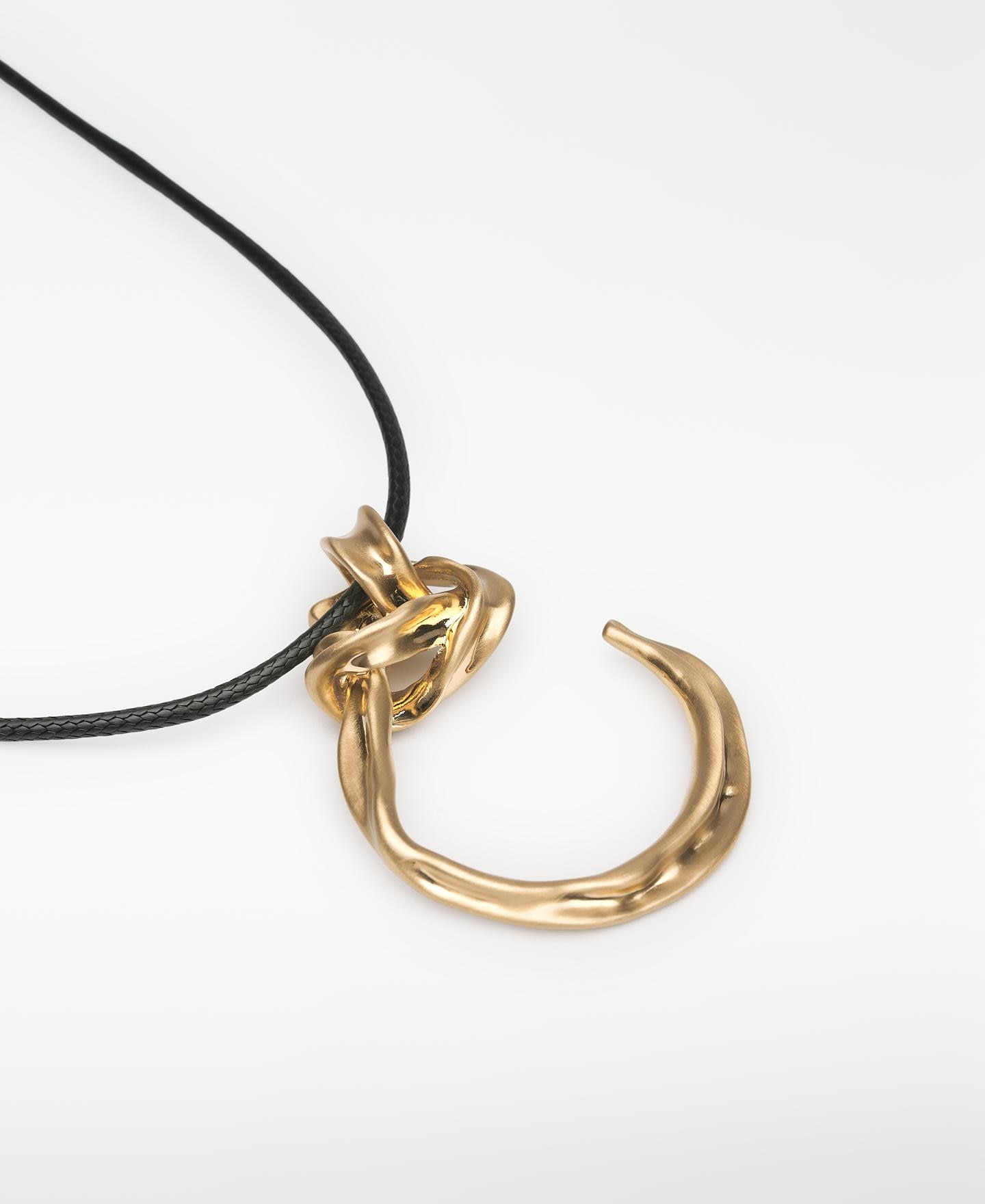 Colar com Peça Metálica Dourado-2