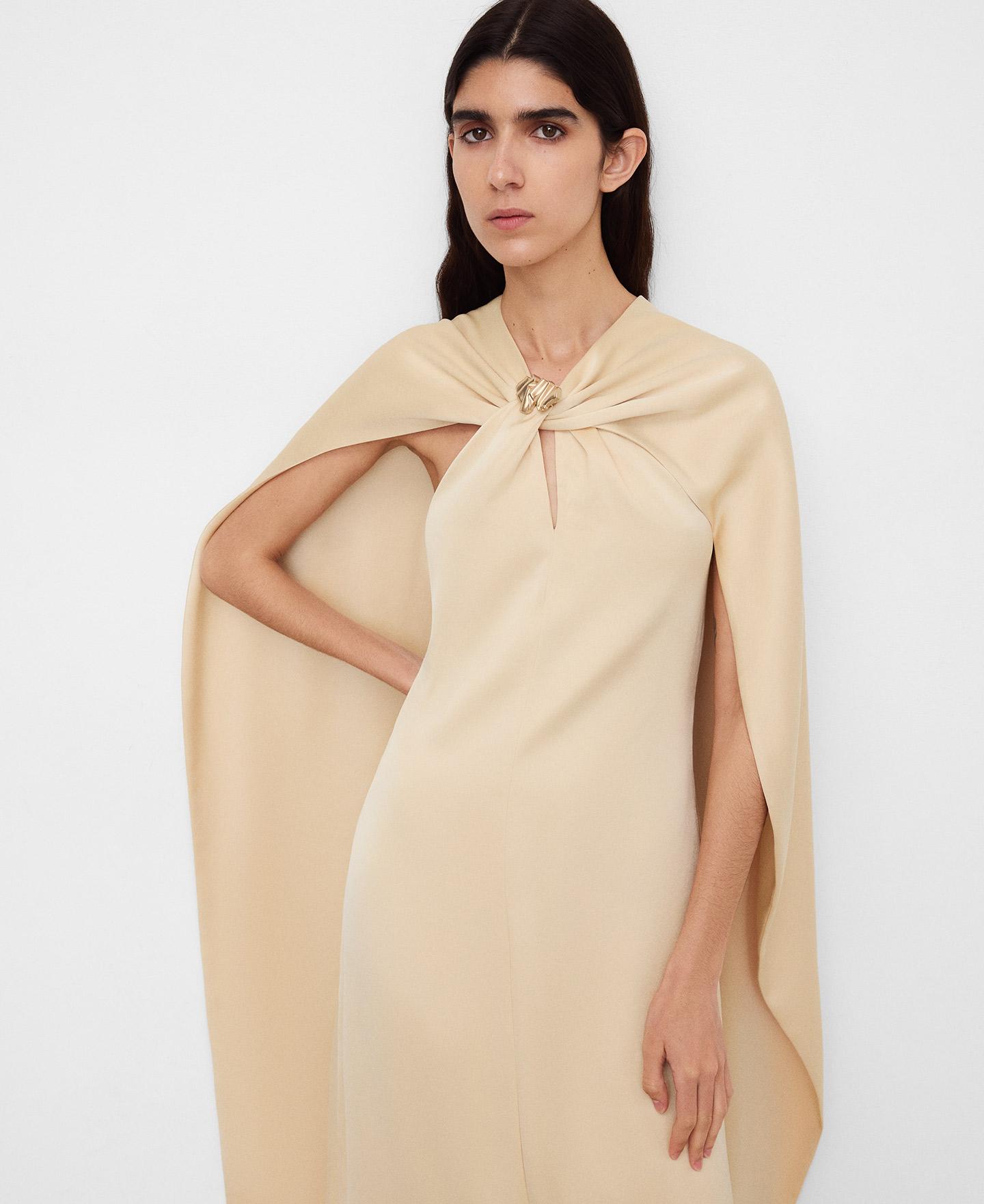 Imagem 0 de Vestido Comprido Acetinado com Capa nas Costas